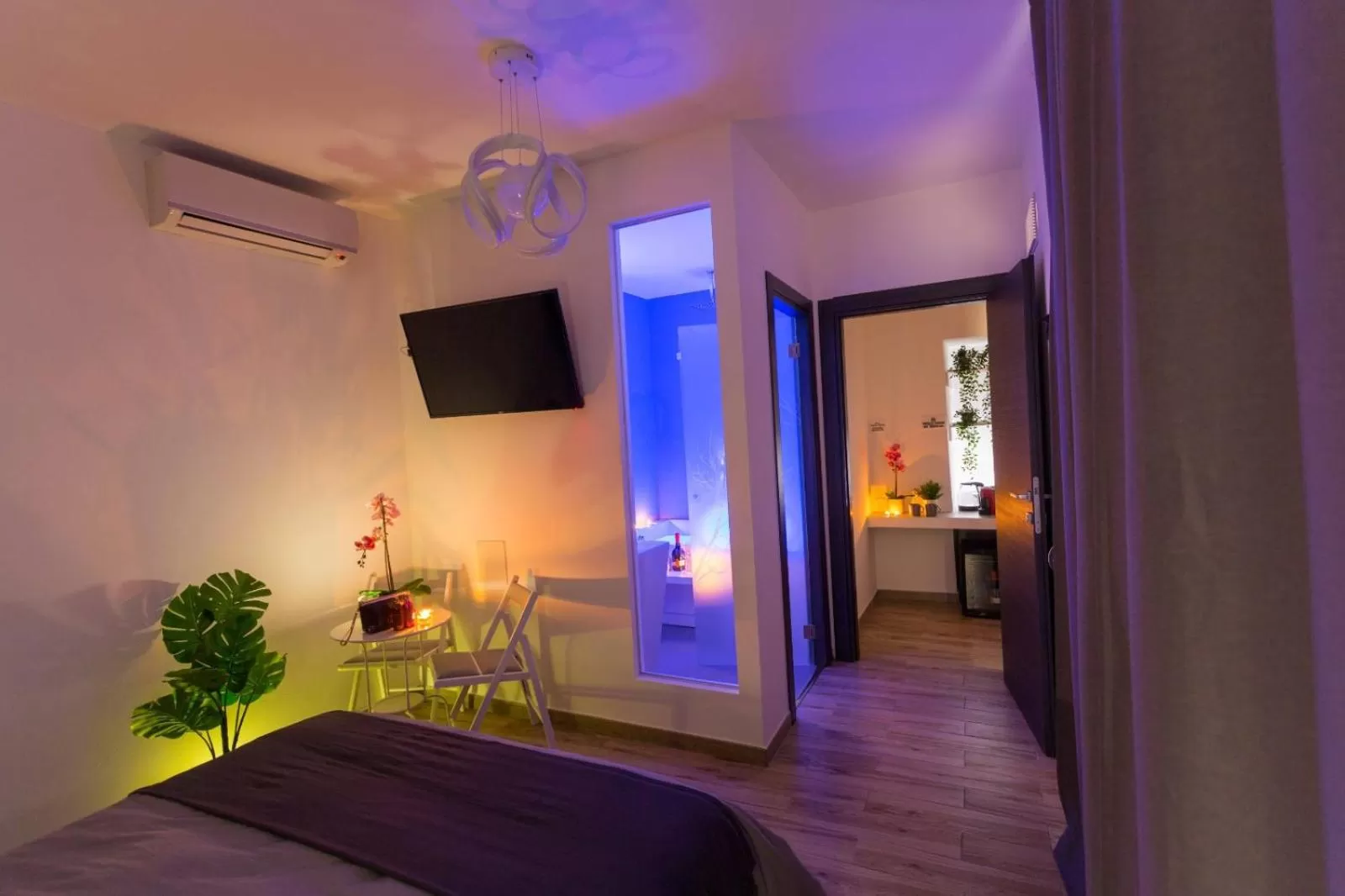 TV and multimedia, Bed in ETNEA 208 LUXURY JACUZZI SUITE Catania