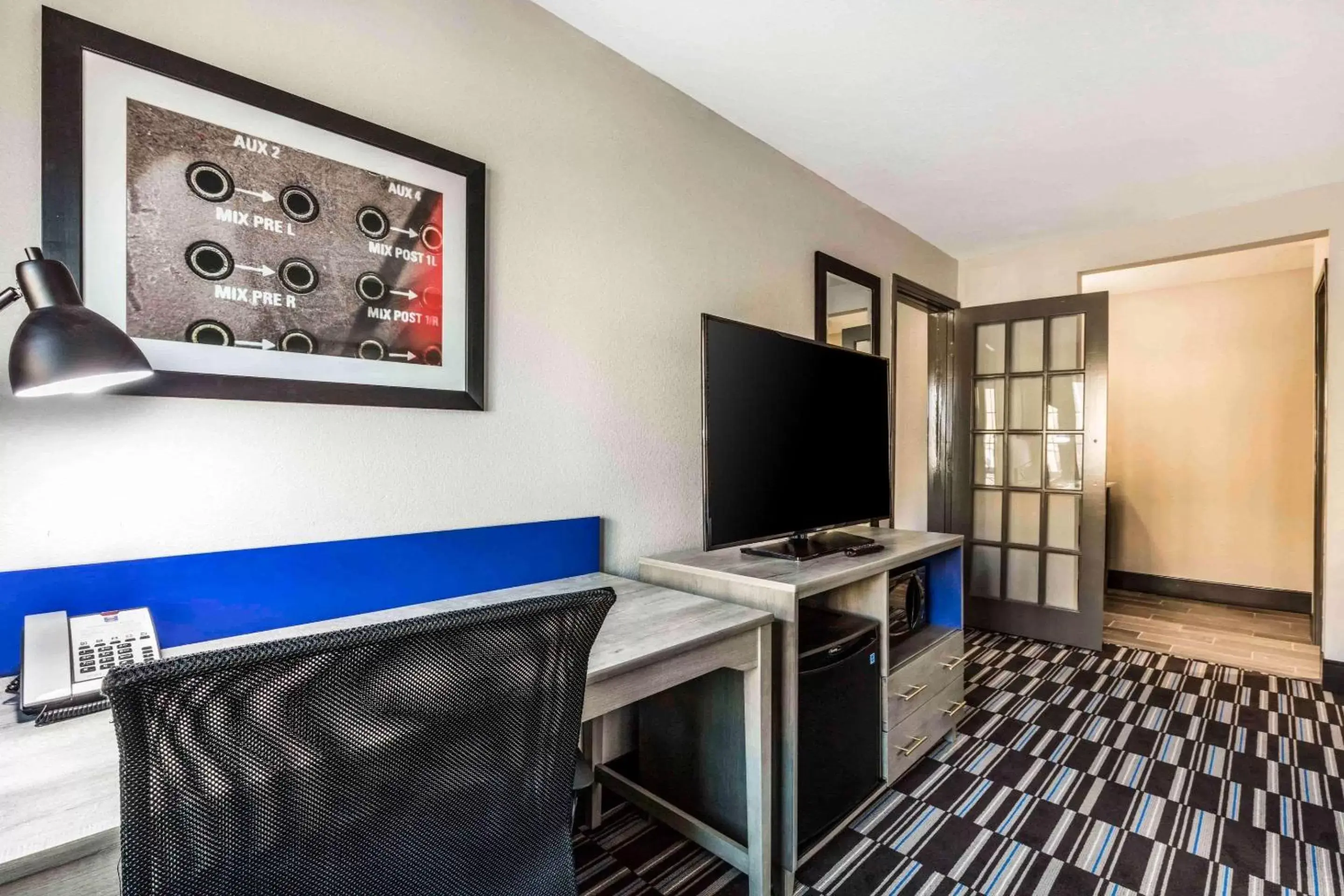 Photo of the whole room, TV/Entertainment Center in Comfort Inn Airport