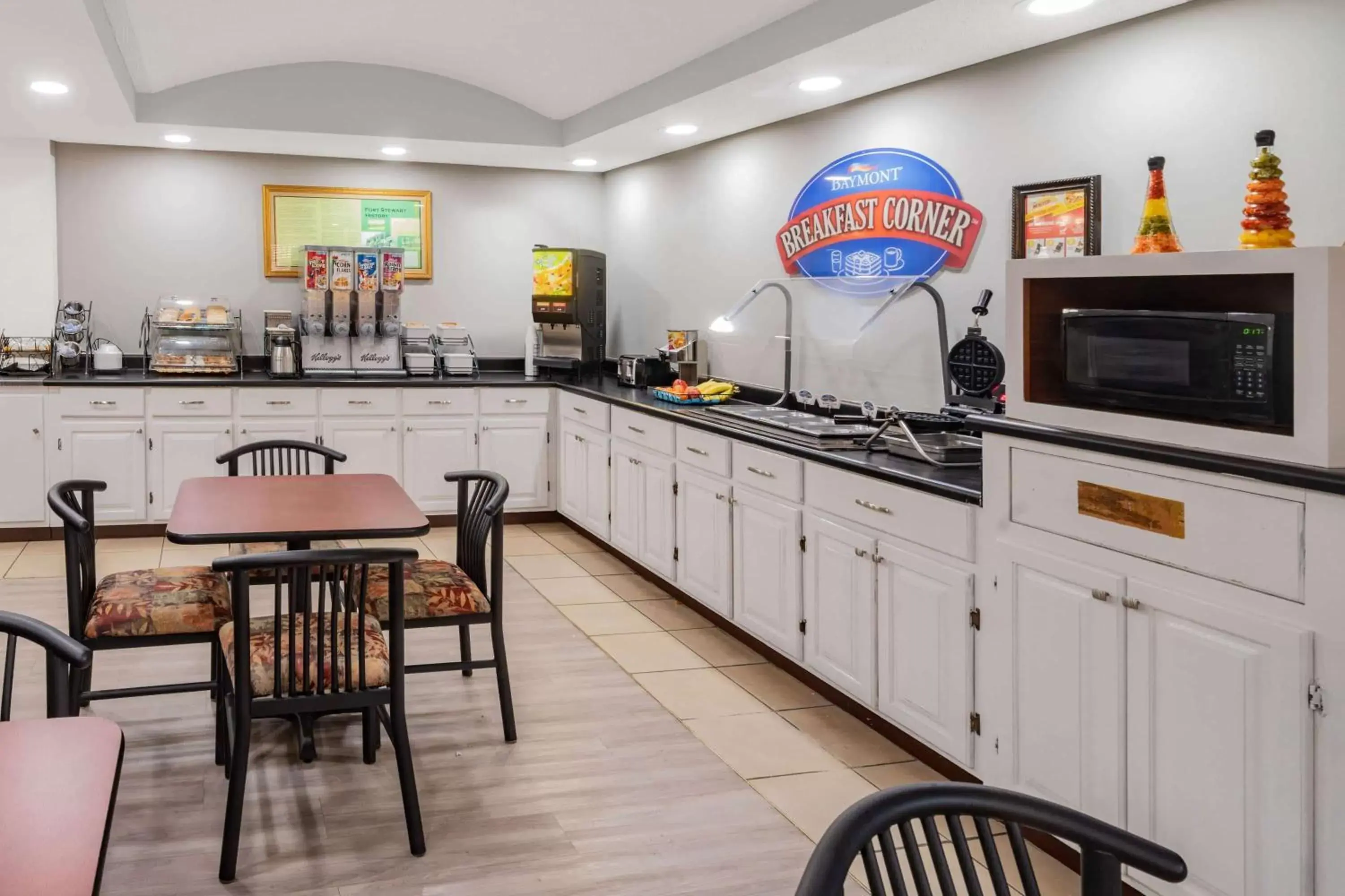 Restaurant/places to eat, Kitchen/Kitchenette in Baymont by Wyndham Hinesville Fort Stewart Area