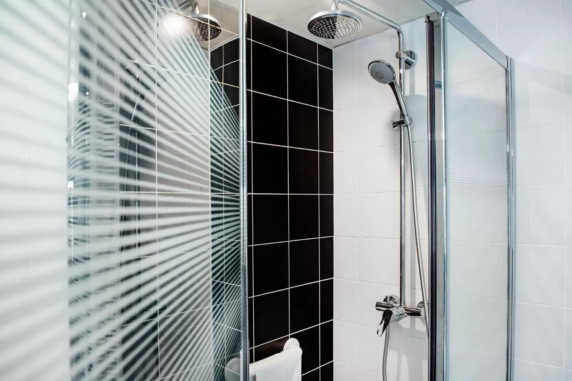 Shower, Bathroom in Hôtel Panorama