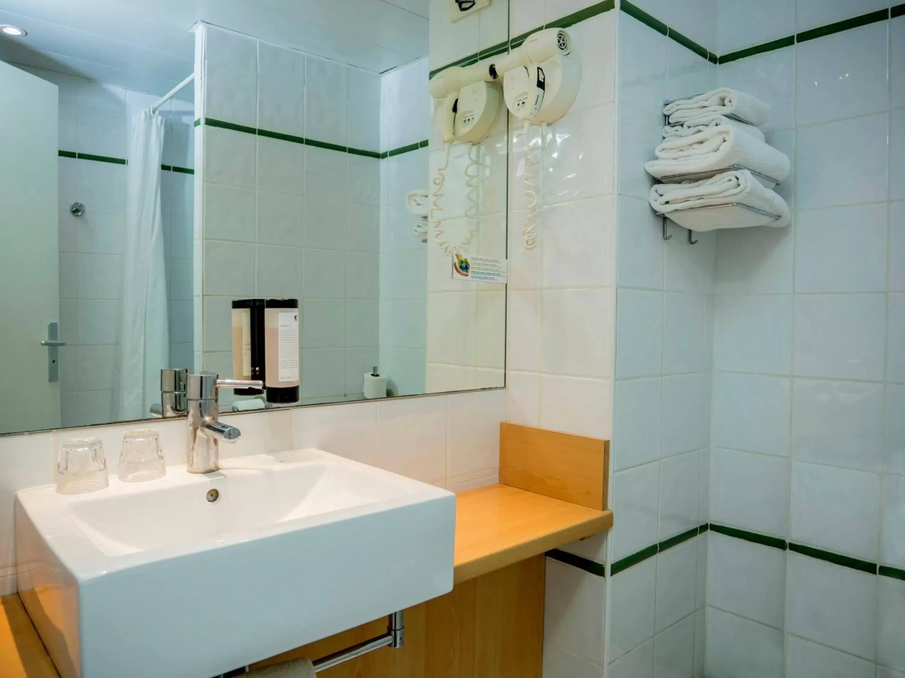 Bathroom in Logis Hotel Restaurant Uzès Pont du Gard