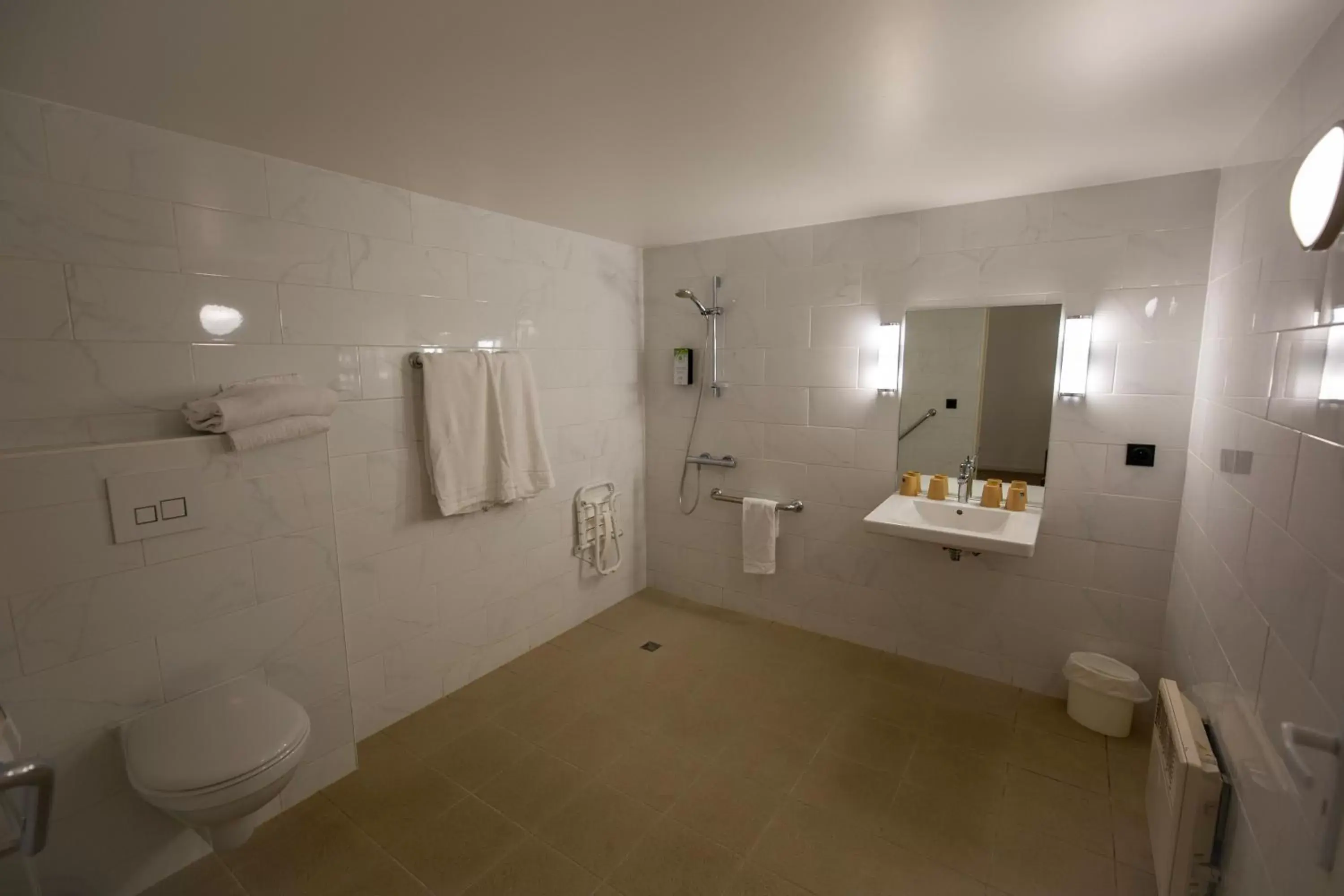 Bathroom in Kyriad Blois Sud