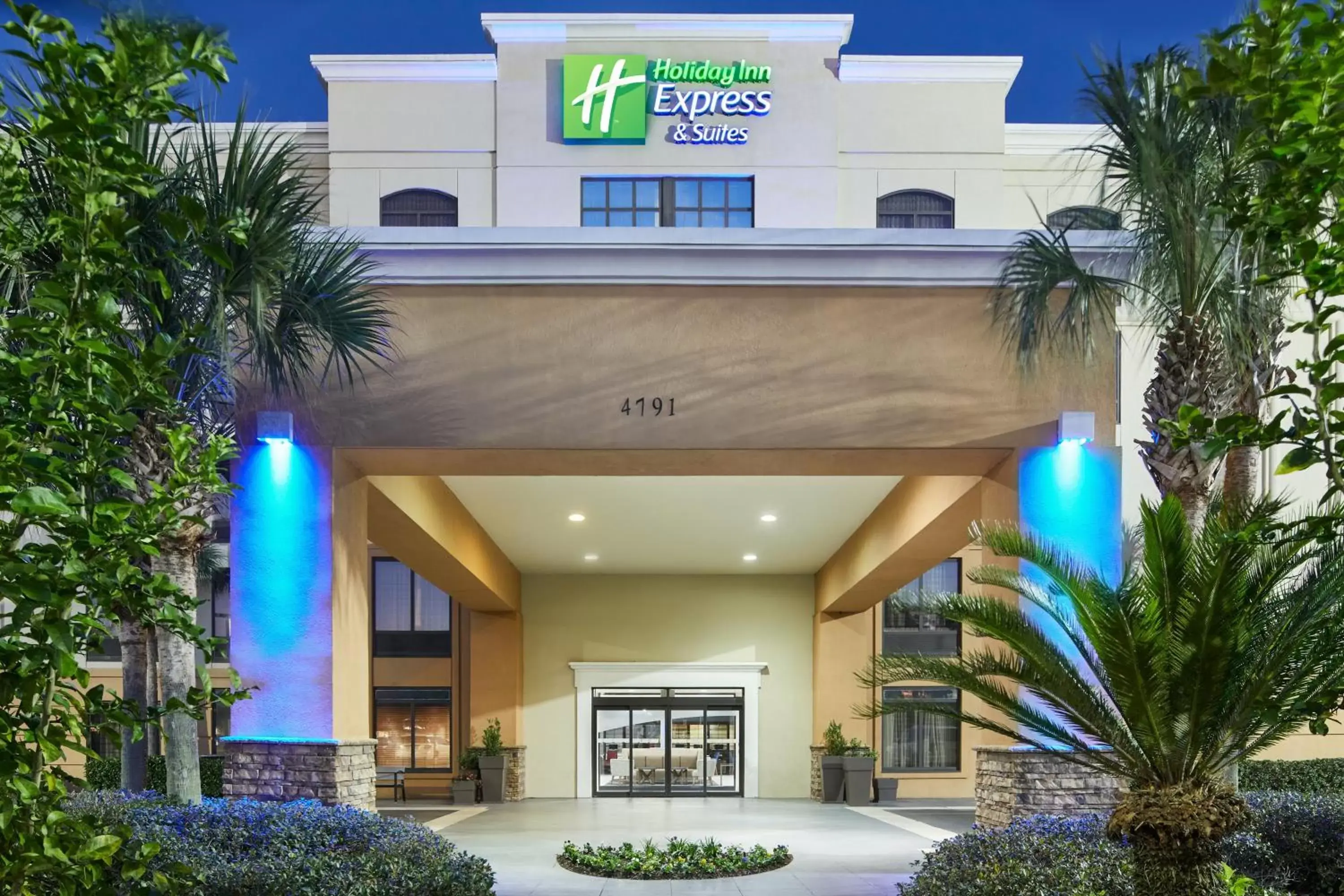 Property building in Holiday Inn Express & Suites Jacksonville South East - Medical Center Area, an IHG Hotel