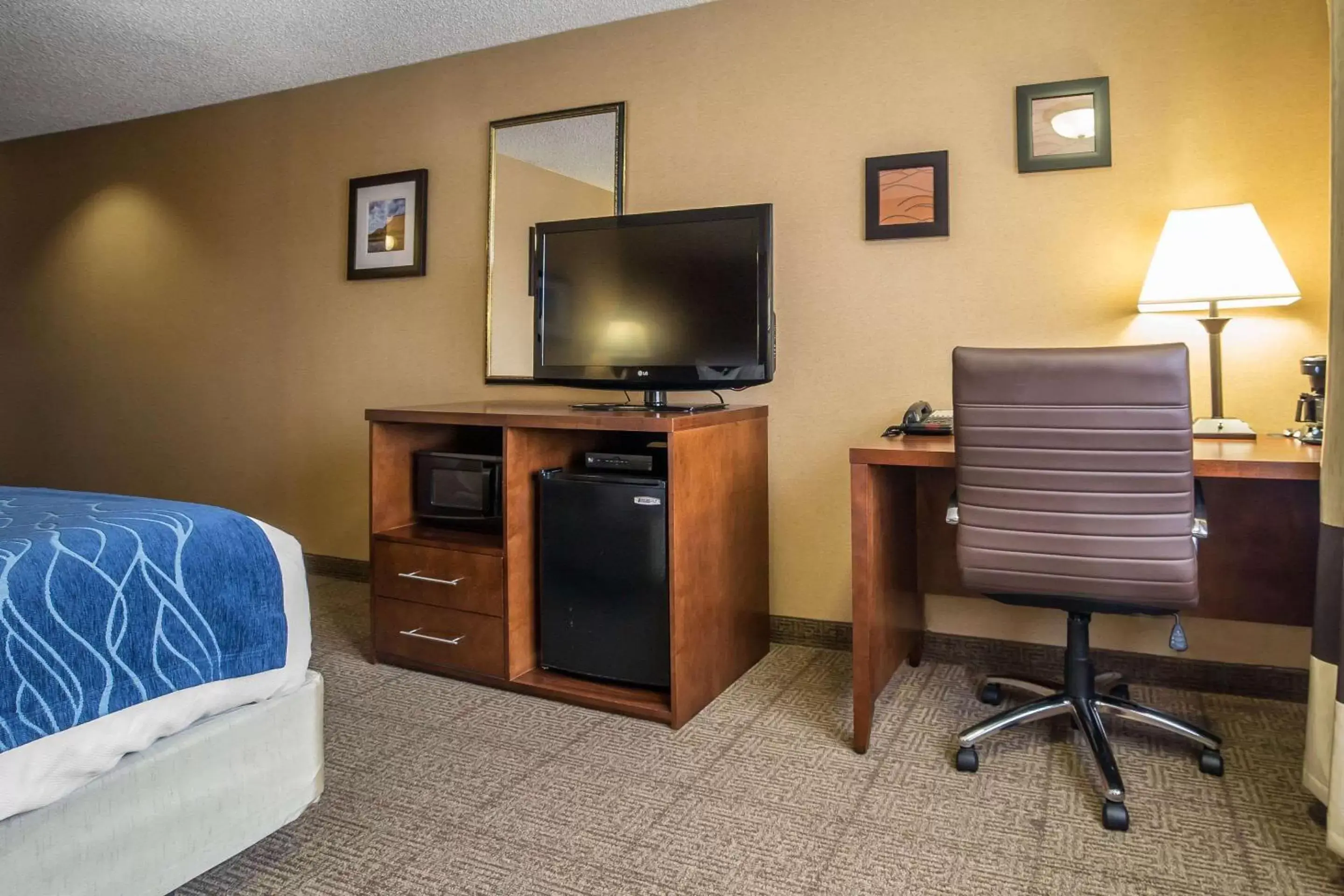 Photo of the whole room, TV/Entertainment Center in Comfort Inn Grand Junction I-70