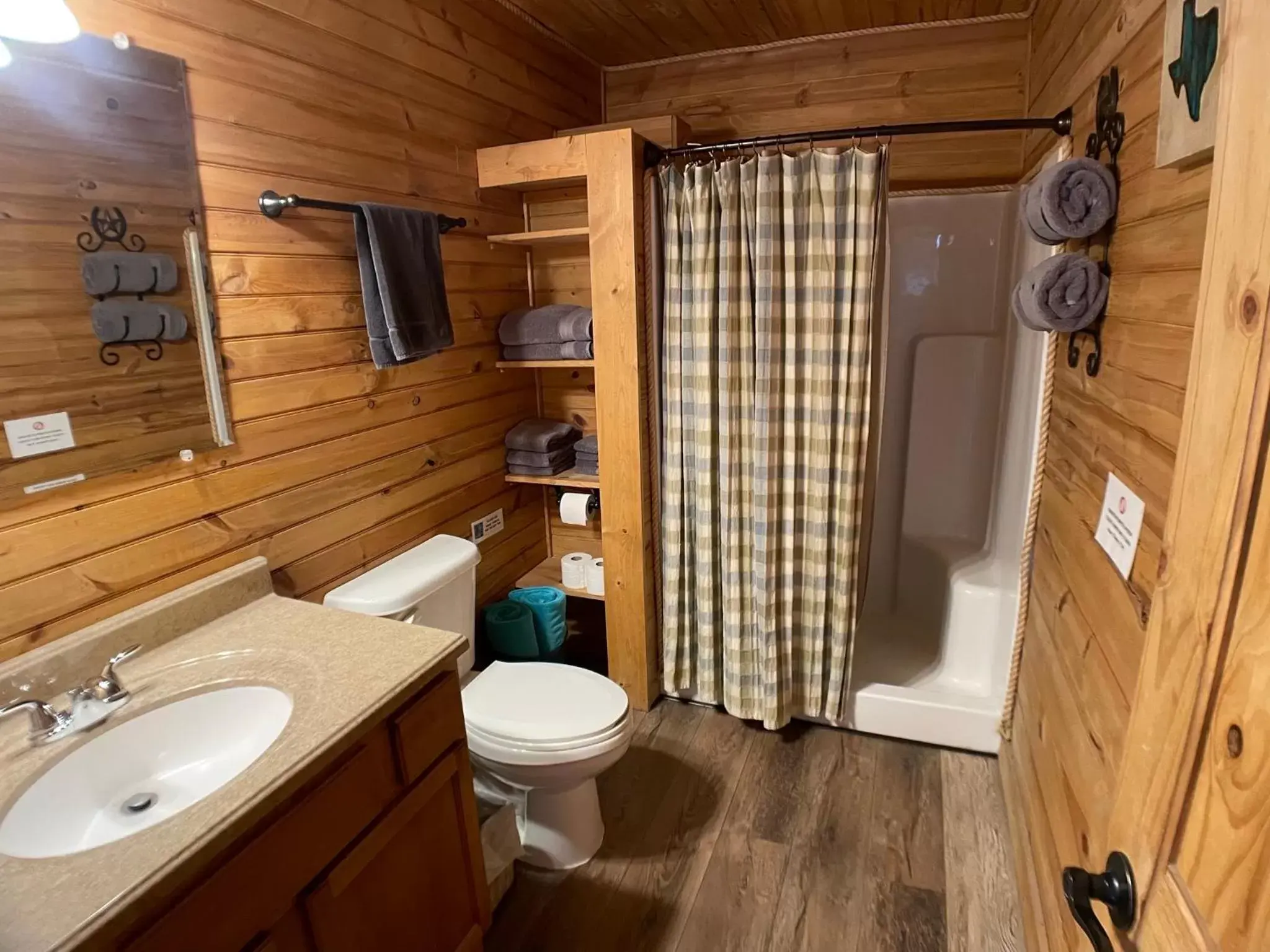 Bathroom in Walnut Canyon Cabins