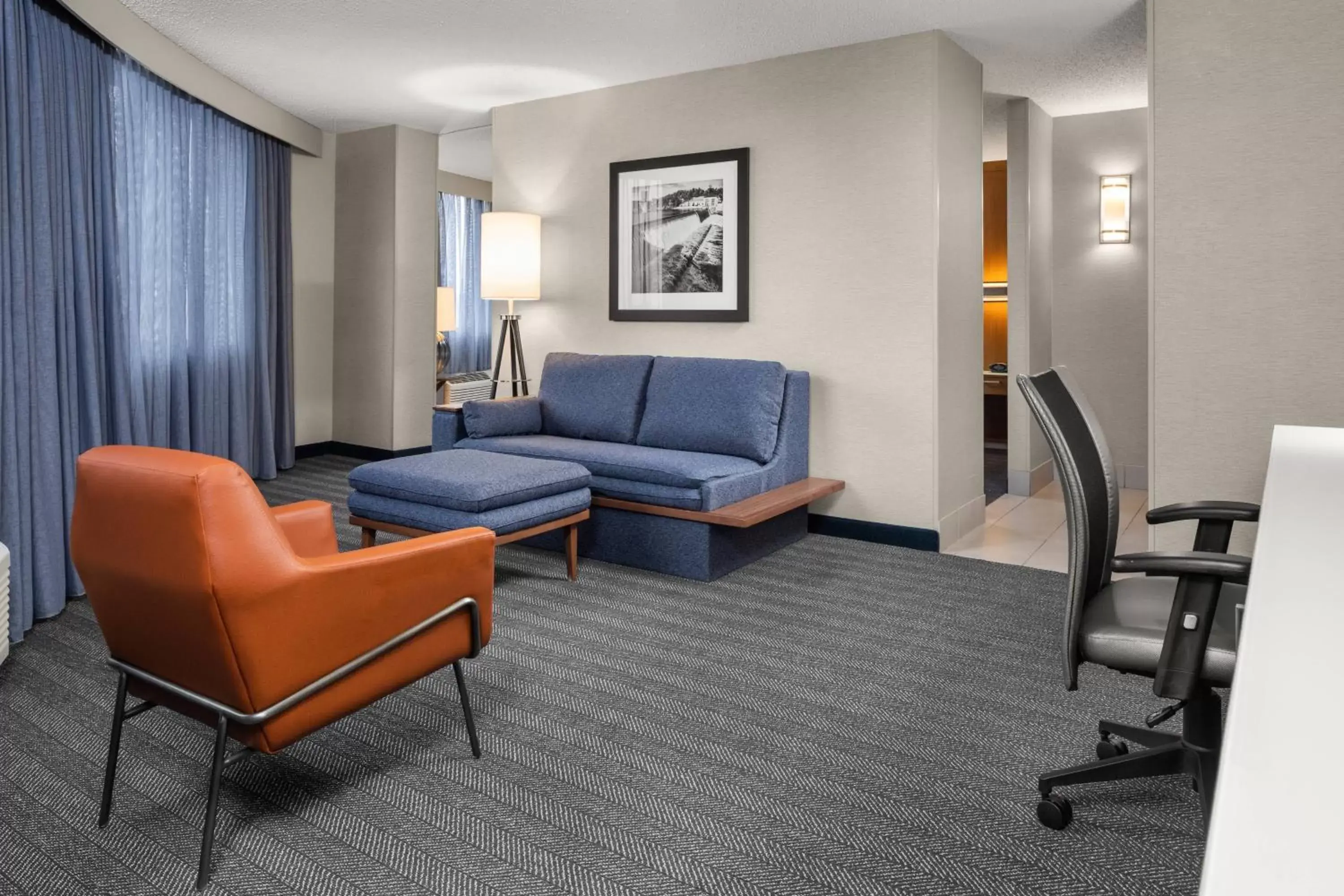 Photo of the whole room, Seating Area in Courtyard by Marriott Minneapolis Downtown