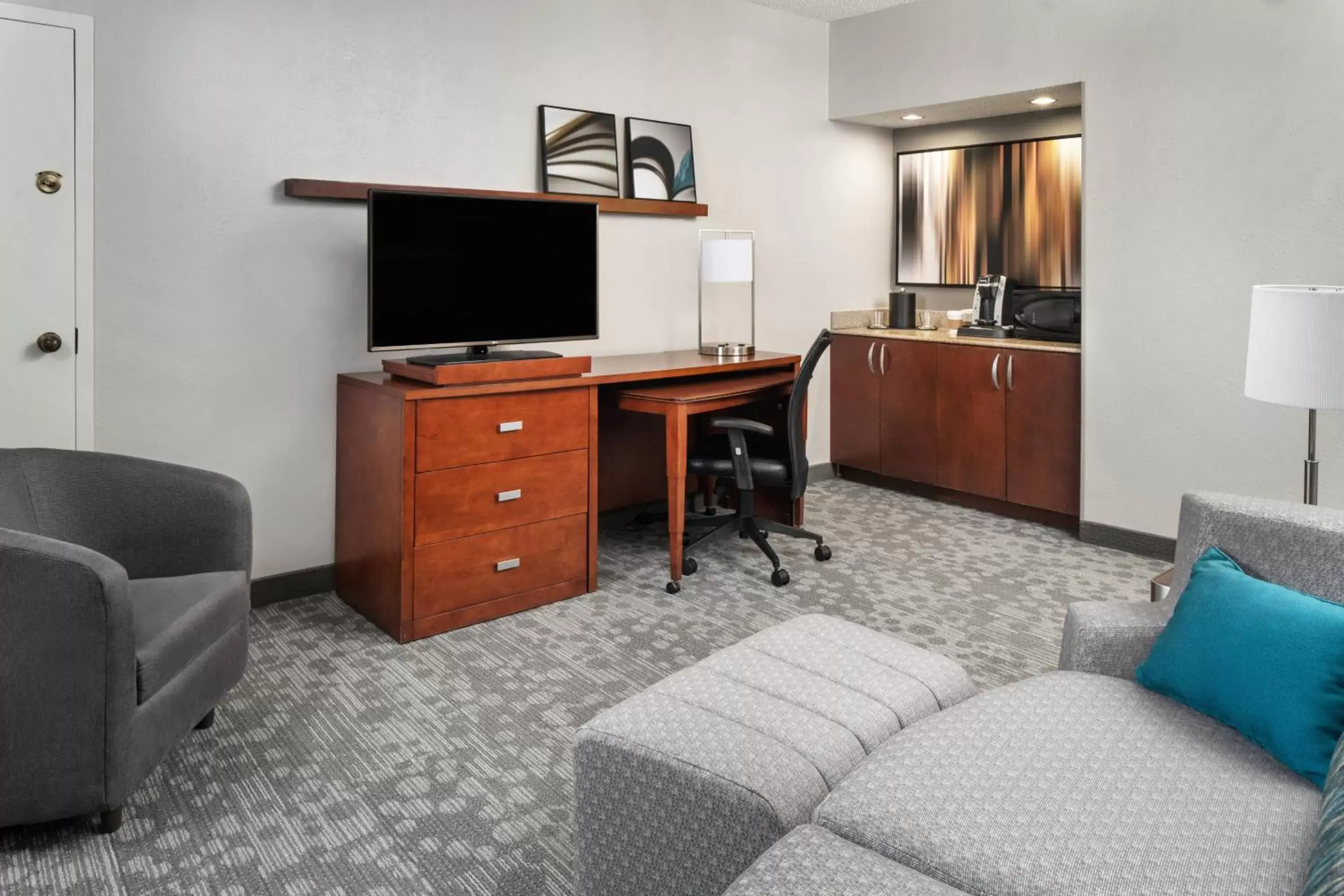 Living room, TV/Entertainment Center in Courtyard by Marriott Jacksonville at the Mayo Clinic Campus/Beaches