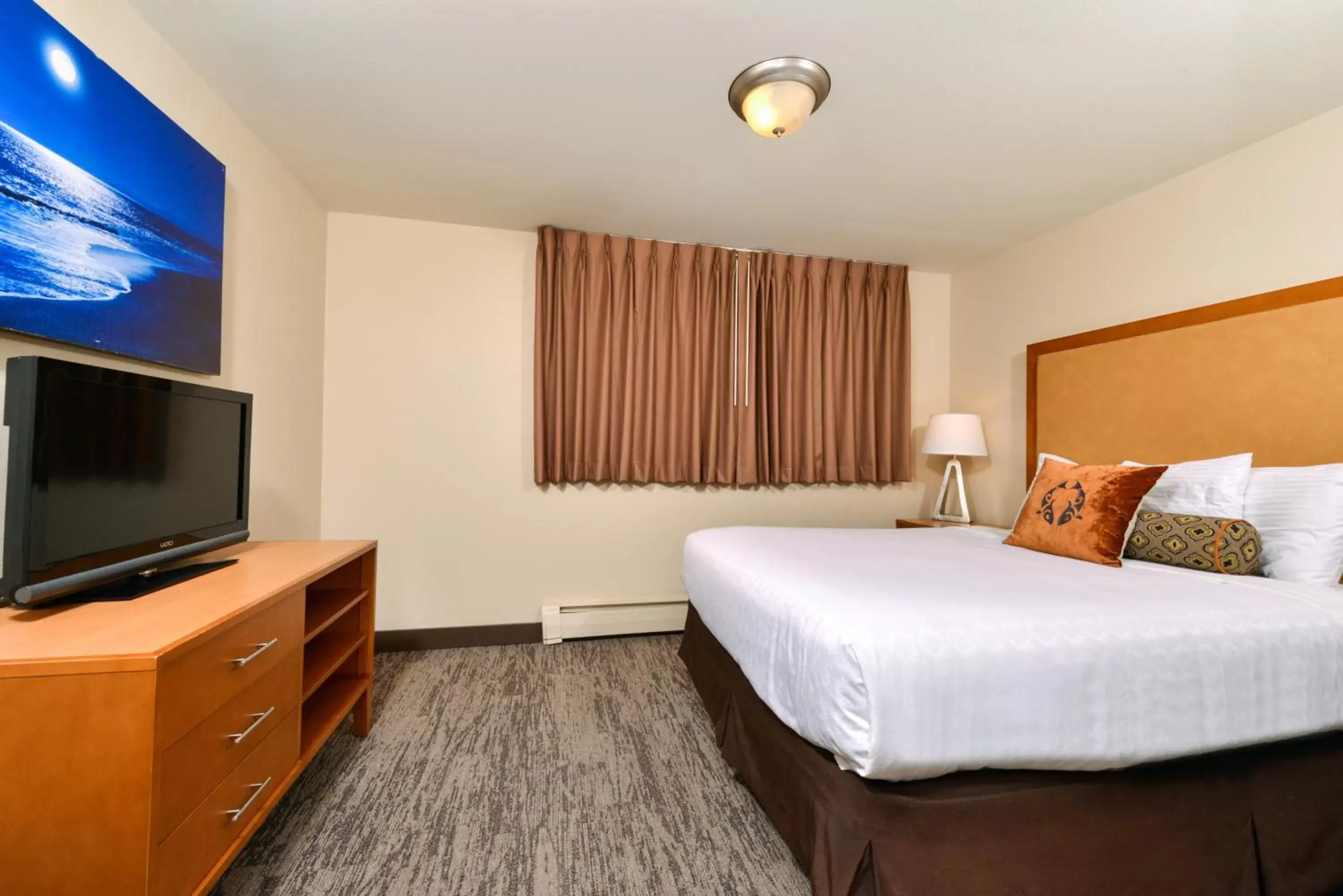 Bedroom, Bed in The Coho Oceanfront Lodge