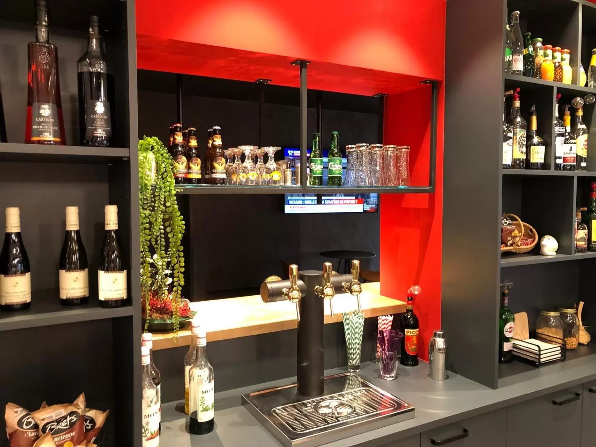 Lounge or bar, Drinks in ibis Beaune Centre