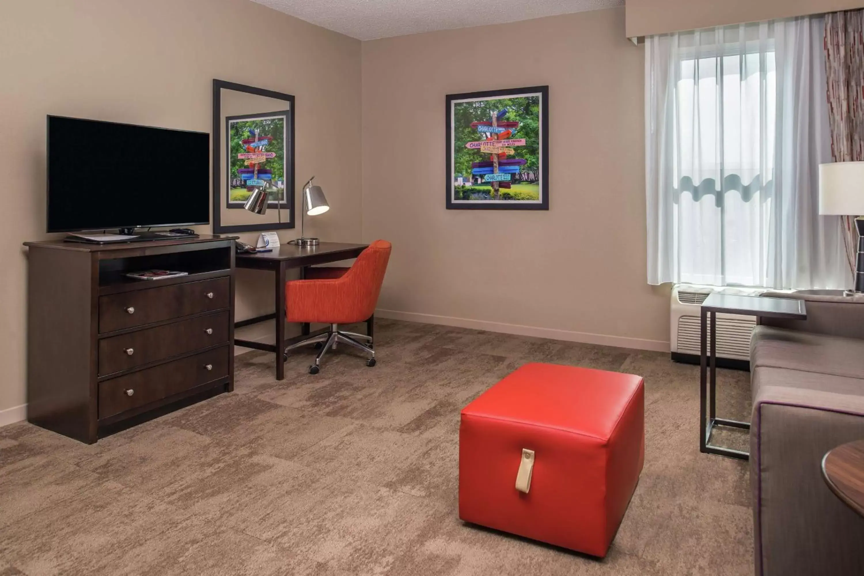 Bedroom, TV/Entertainment Center in Hampton Inn & Suites Charlotte Arrowood