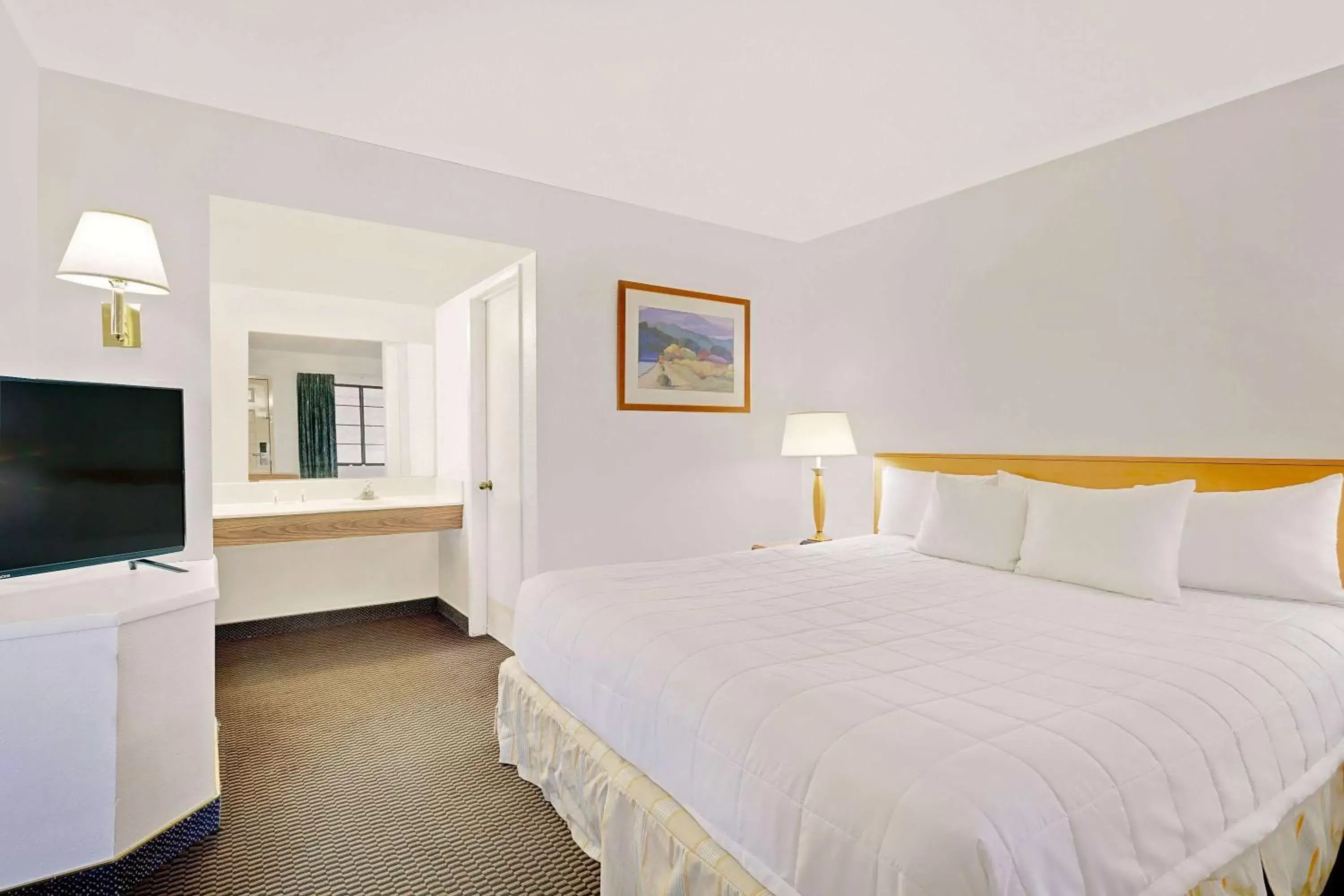 Photo of the whole room, Bed in Days Inn & Suites by Wyndham Needles Photo of the whole room, Bed in Days Inn & Suites by Wyndham Needles