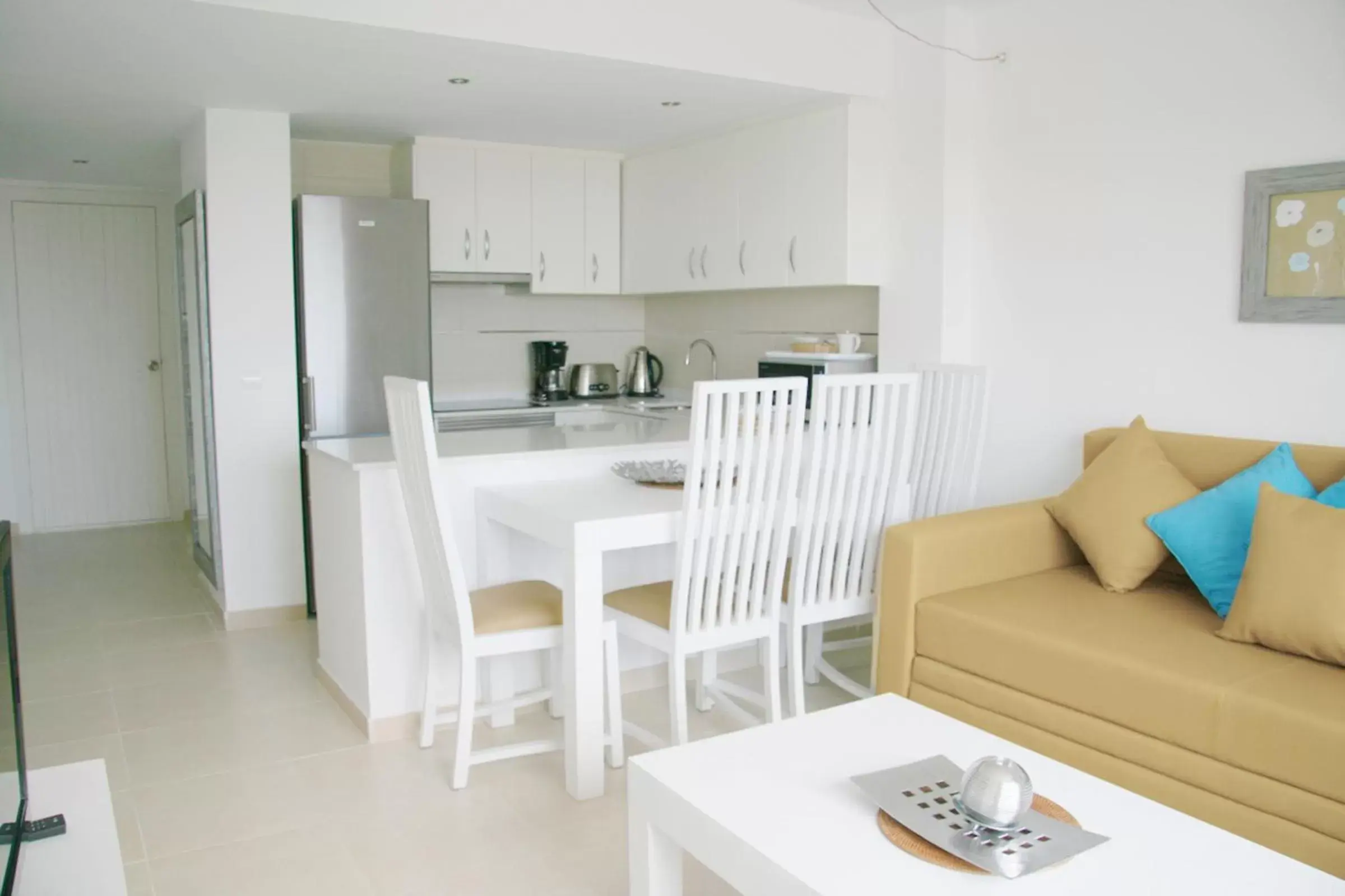 Kitchen or kitchenette, Kitchen/Kitchenette in Camelina Suites - Formerly Torrent Bay