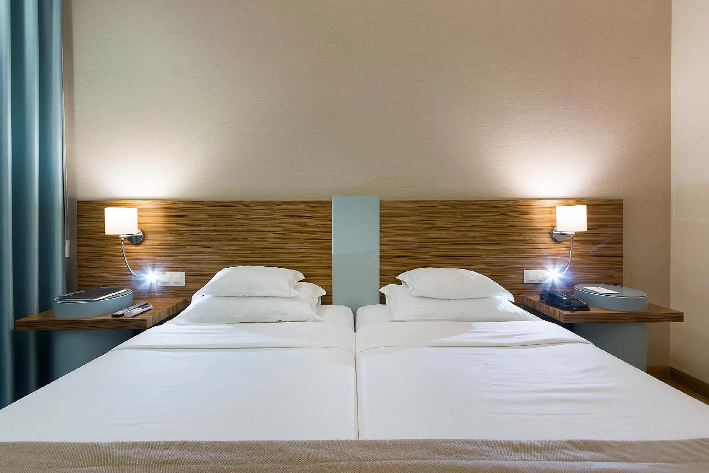 Bathroom, Bed in Hotel Meira