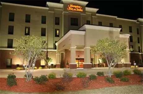 Facade/entrance in Hampton Inn & Suites McComb