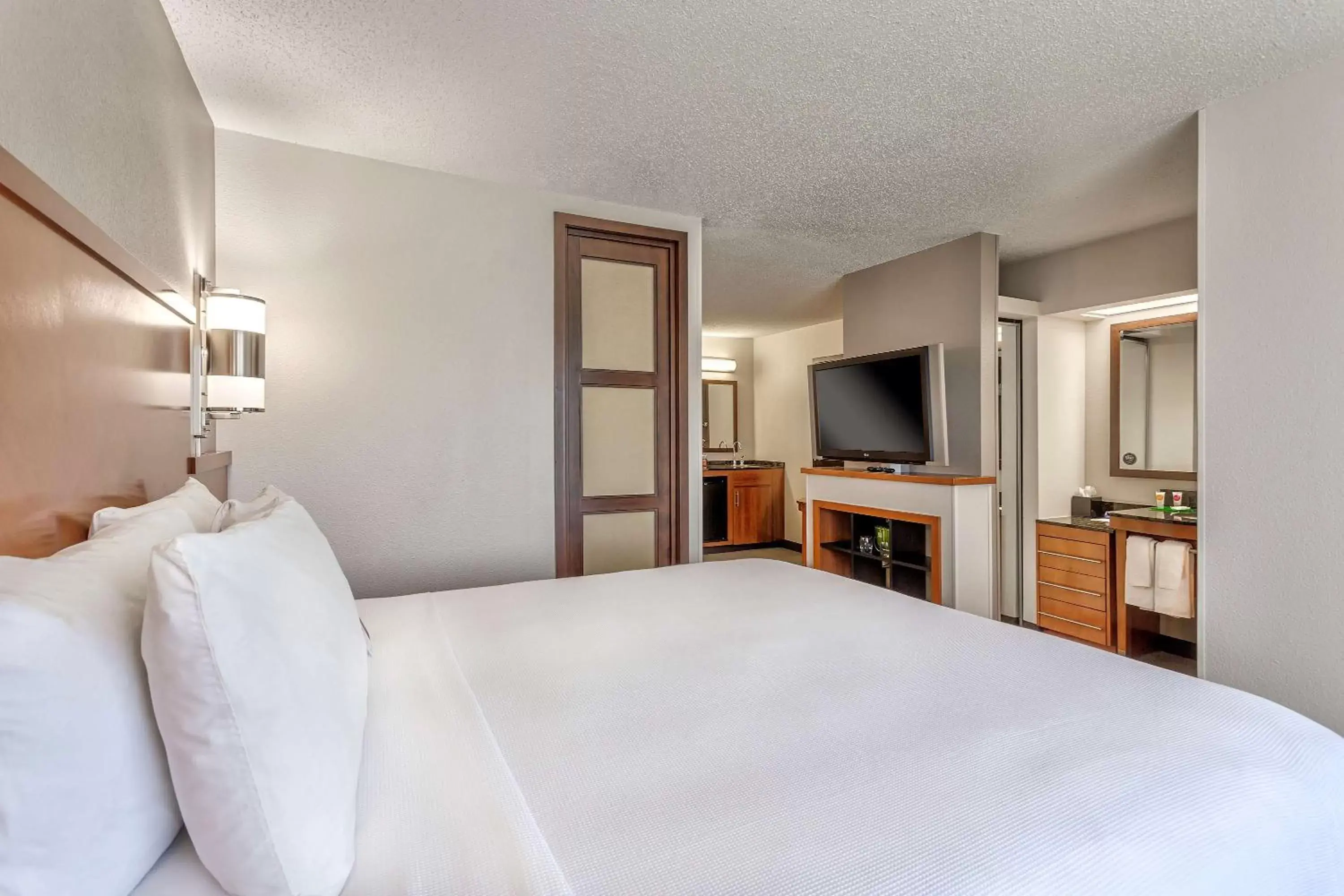 Bedroom, Bed in Hyatt Place Kansas City/Overland Park/Convention Center