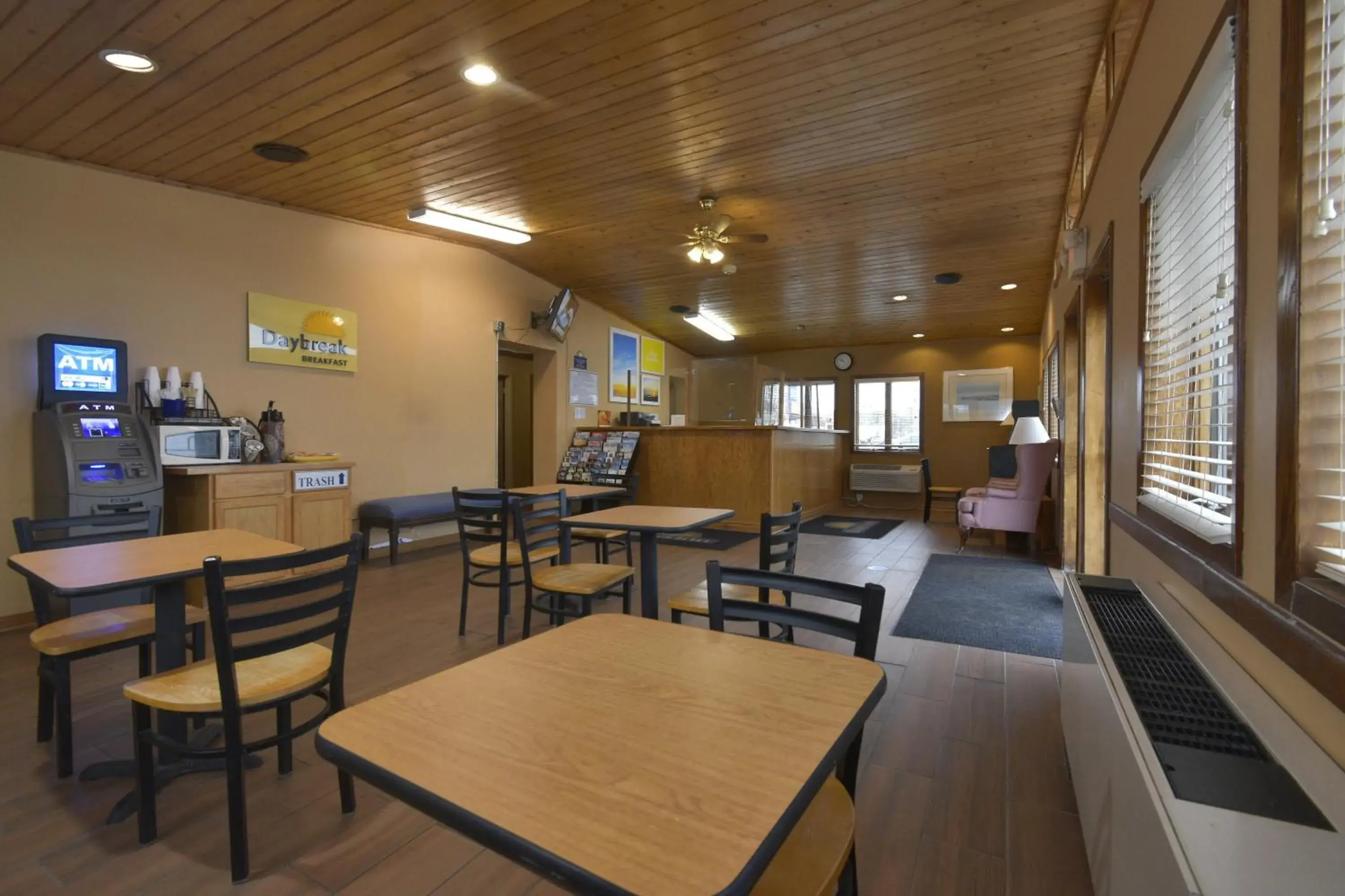 Seating area, Restaurant/Places to Eat in Days Inn by Wyndham West Allis/Milwaukee