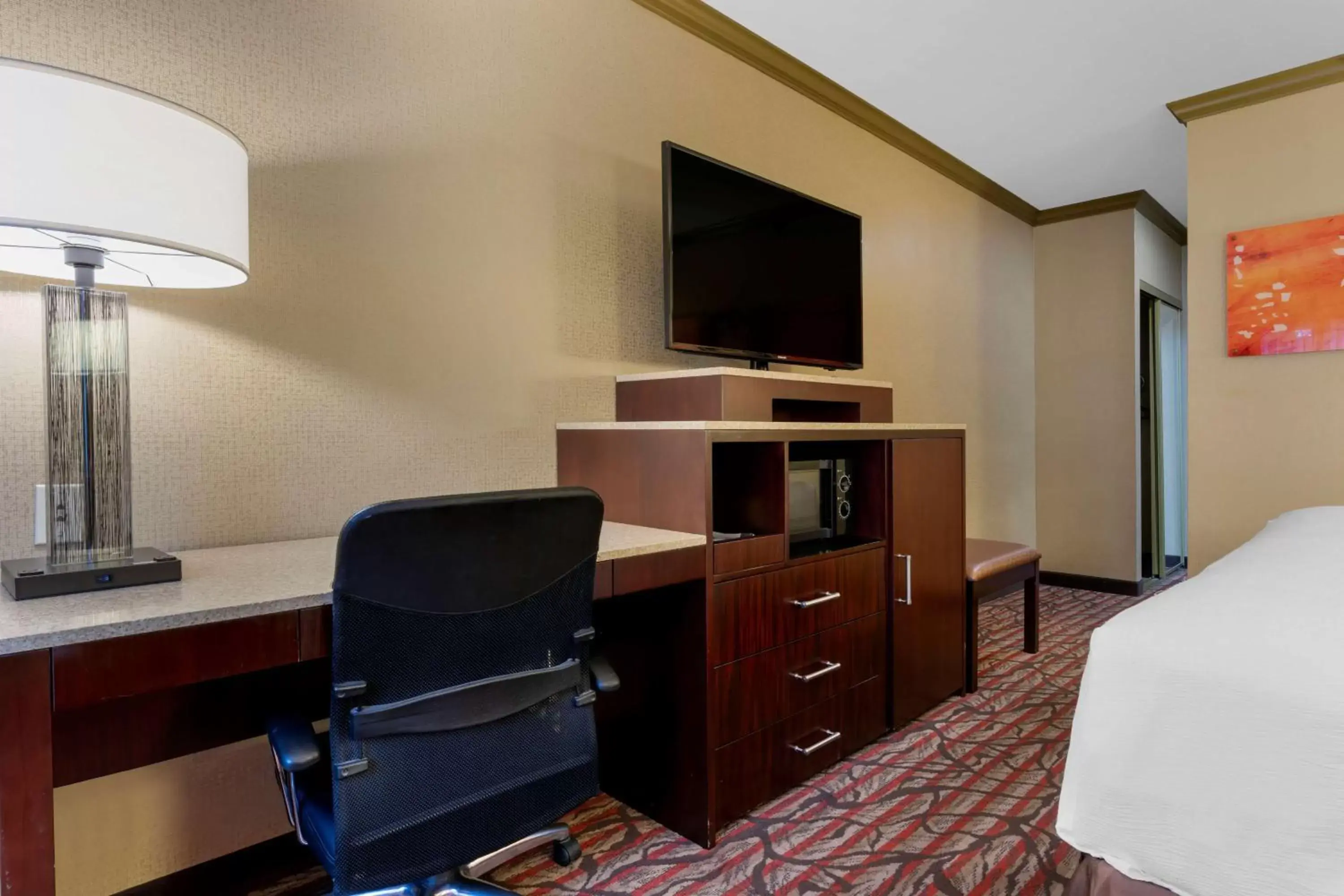 Photo of the whole room, TV/Entertainment Center in Best Western Plus Brookside Inn