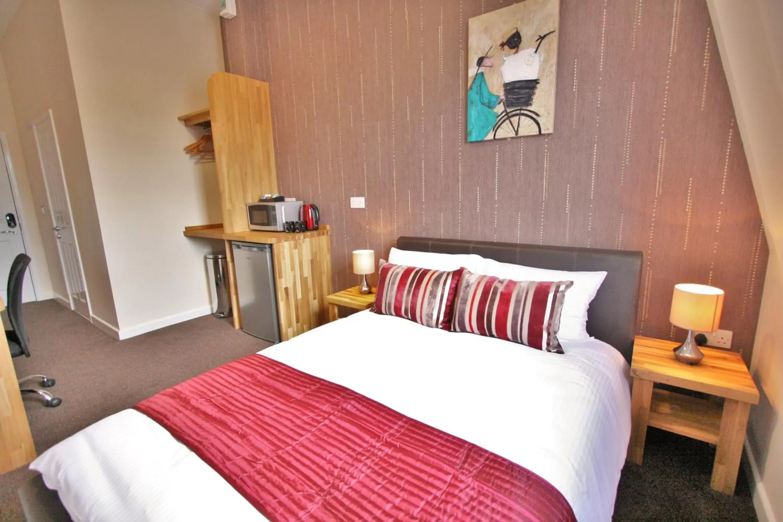 Bed in Central Hotel Gloucester by RoomsBooked