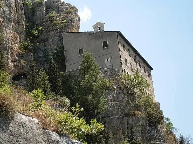 Property Building in Dietro Piazza Maggiore