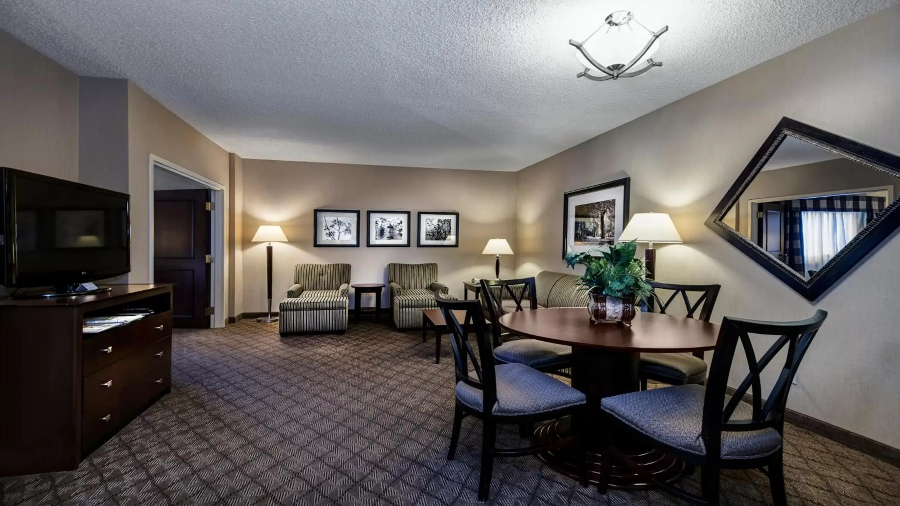 Photo of the whole room, TV/Entertainment Center in Holiday Inn Springdale-Fayetteville Area, an IHG Hotel
