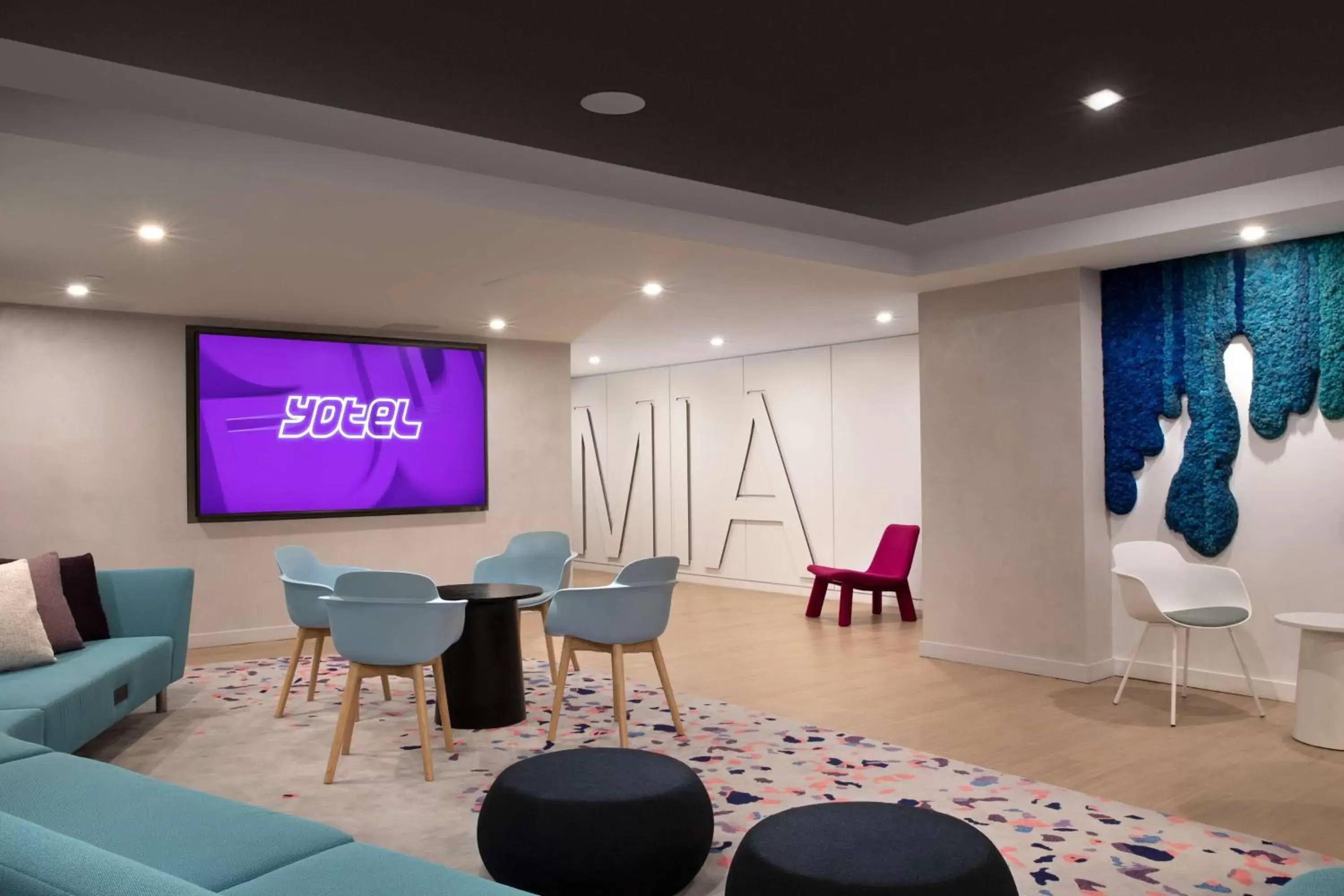 Communal lounge/ TV room in YOTELPAD Miami