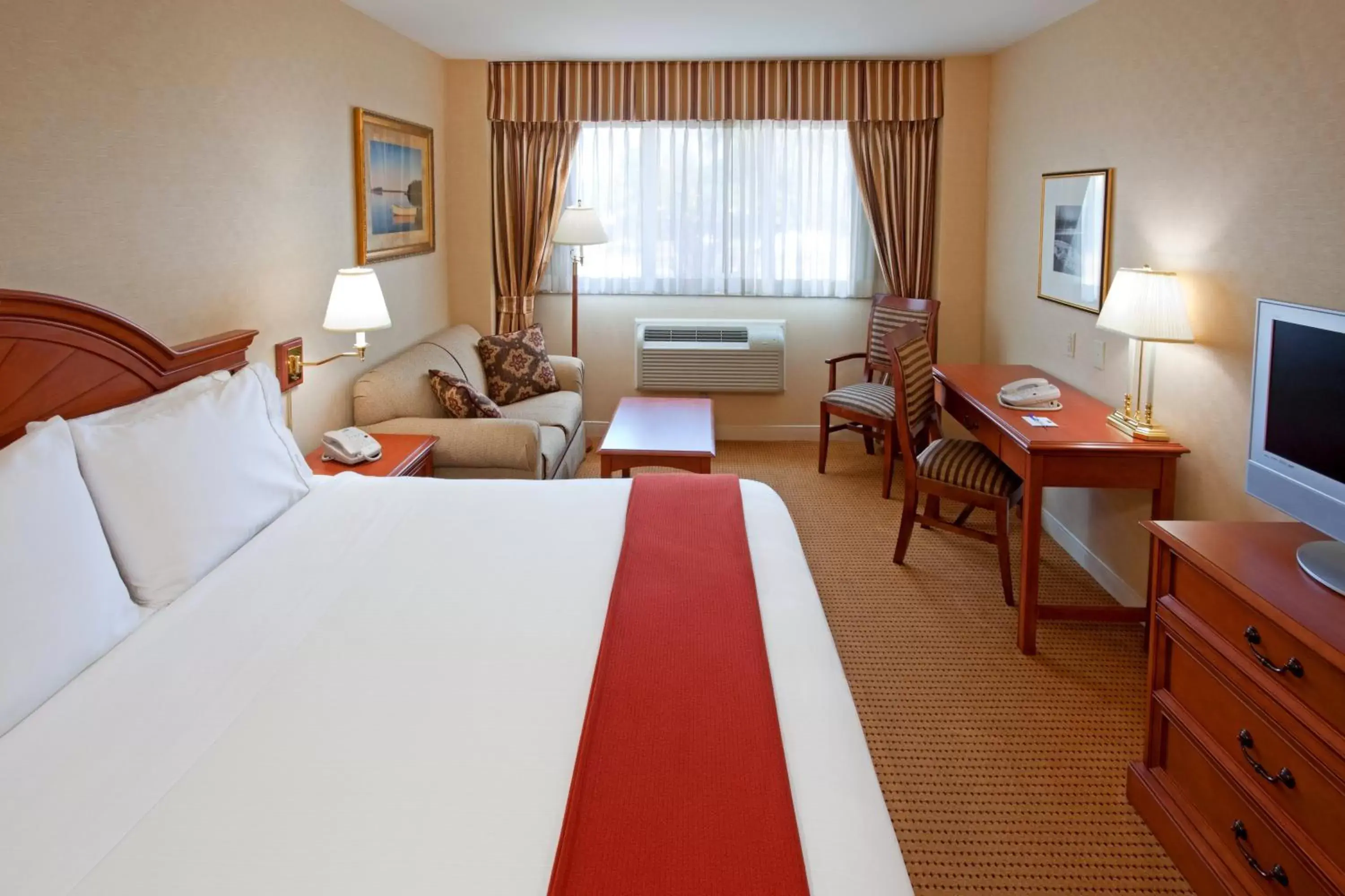 Photo of the whole room, Bed in Rockville Centre Hotel