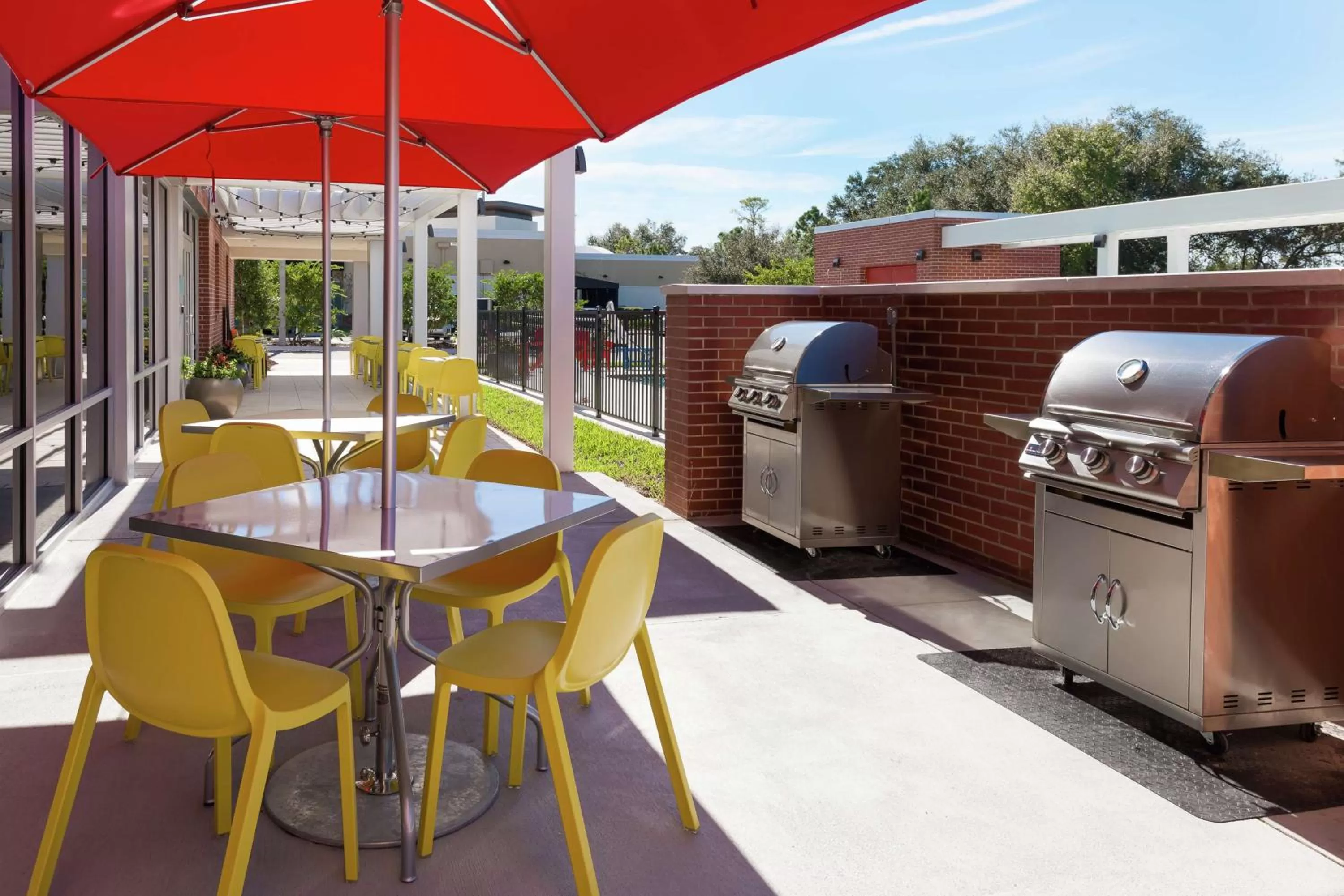 Inner courtyard view in Home2 Suites By Hilton Orlando Near UCF
