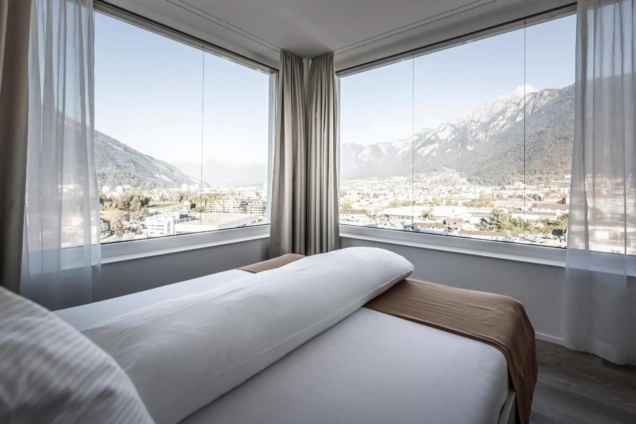 Photo of the whole room, Mountain View in Mercure Chur City West