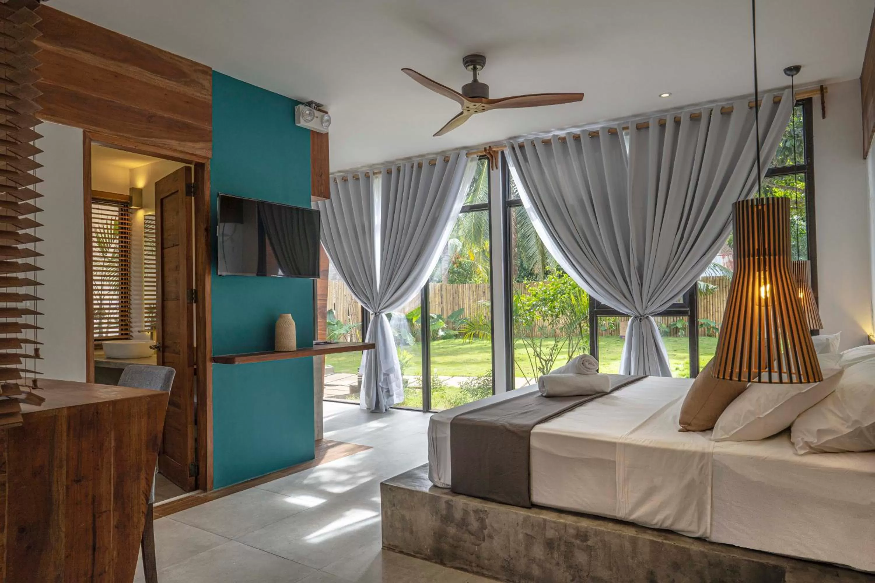 TV and multimedia, Bed in Bird of Paradise