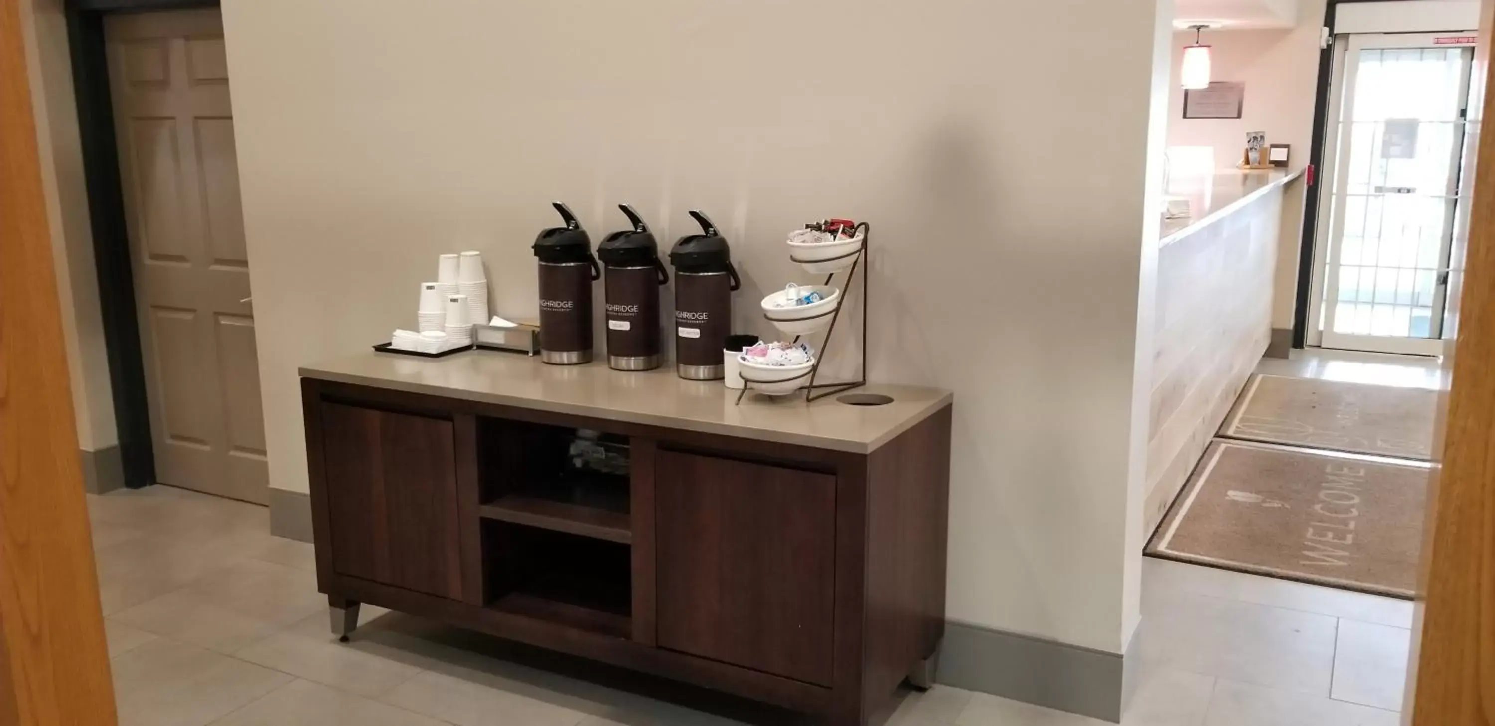 Coffee/tea facilities, Kitchen/Kitchenette in Country Inn & Suites by Radisson, Kalamazoo, MI