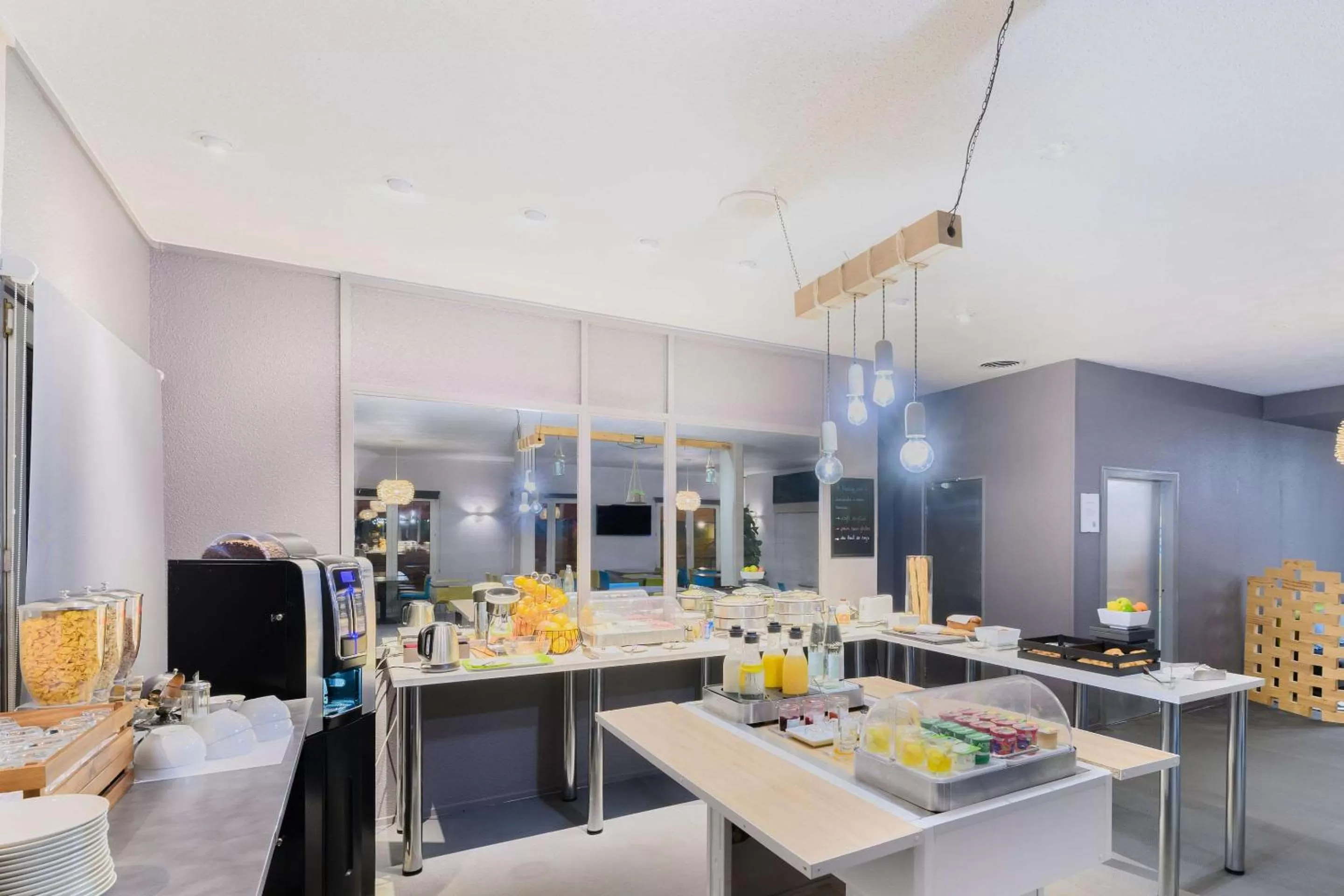 Restaurant/places to eat in Kyriad Lille Gare - Grand Palais