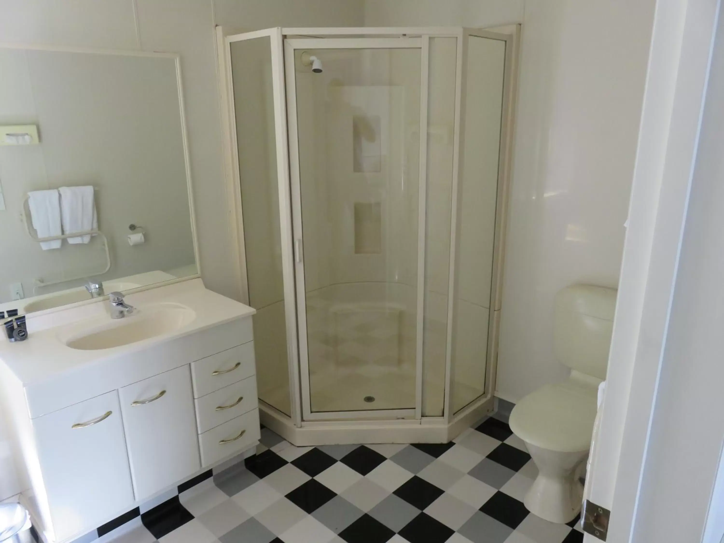 Shower, Bathroom in Admirals Motor Lodge