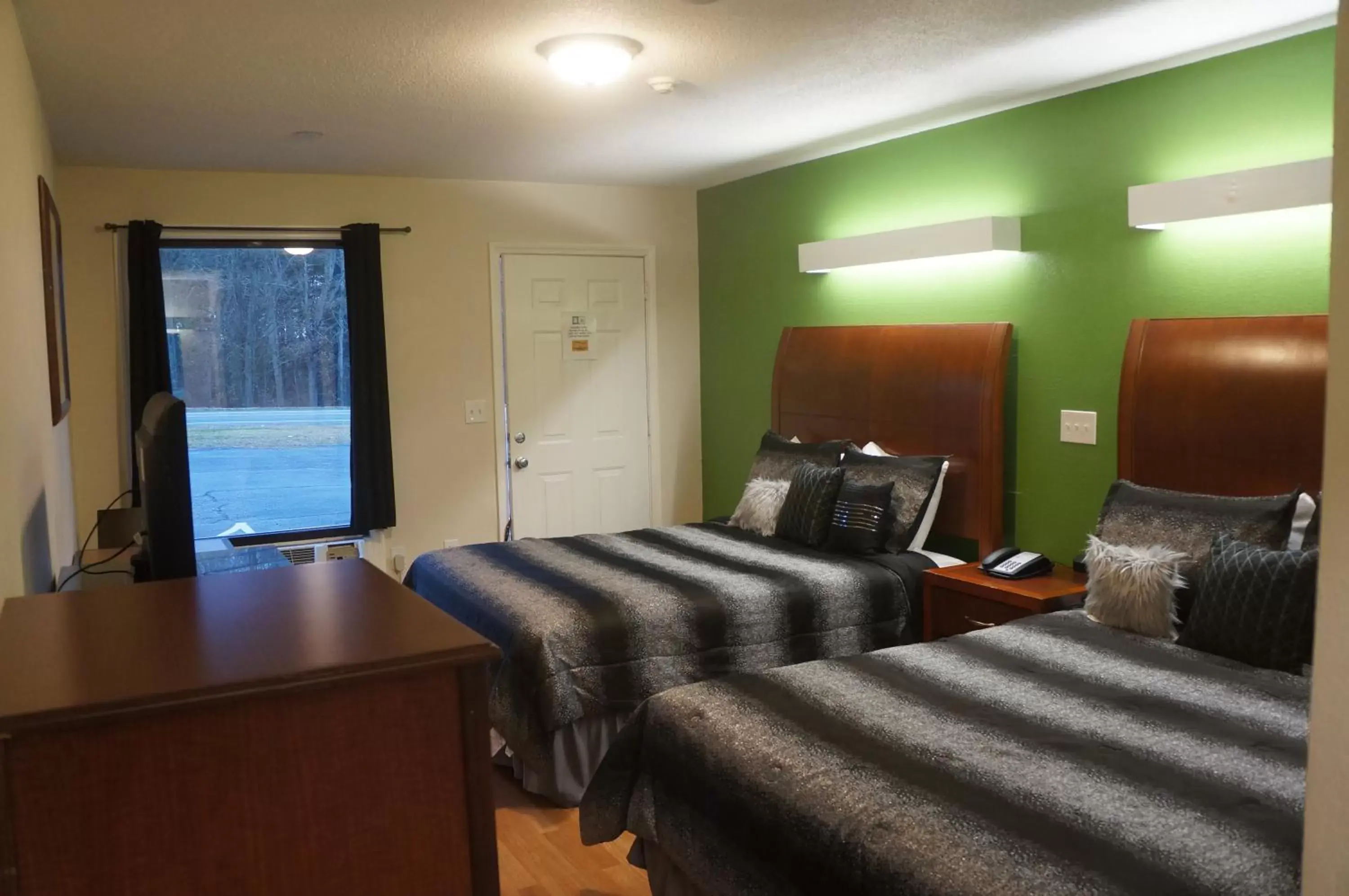 View (from property/room), Bed in Classic Motor Lodge Providence - West Greenwich