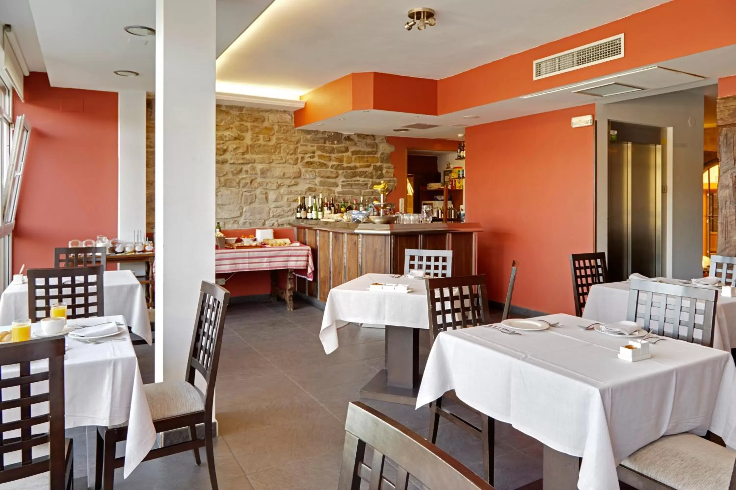 Restaurant/Places to Eat in Saiaz Getaria Hotela