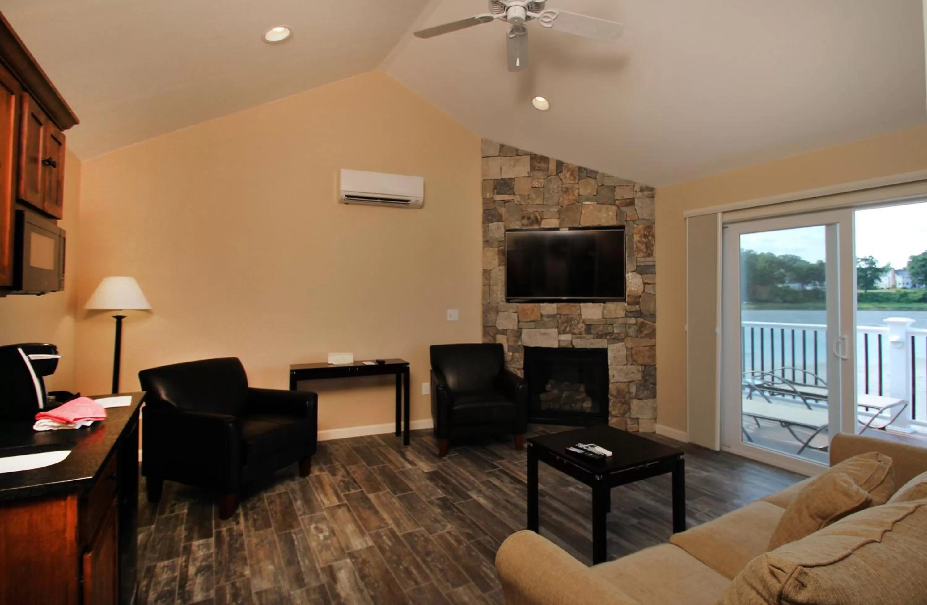 TV and multimedia, Seating Area in Norseman Resort on the Beach