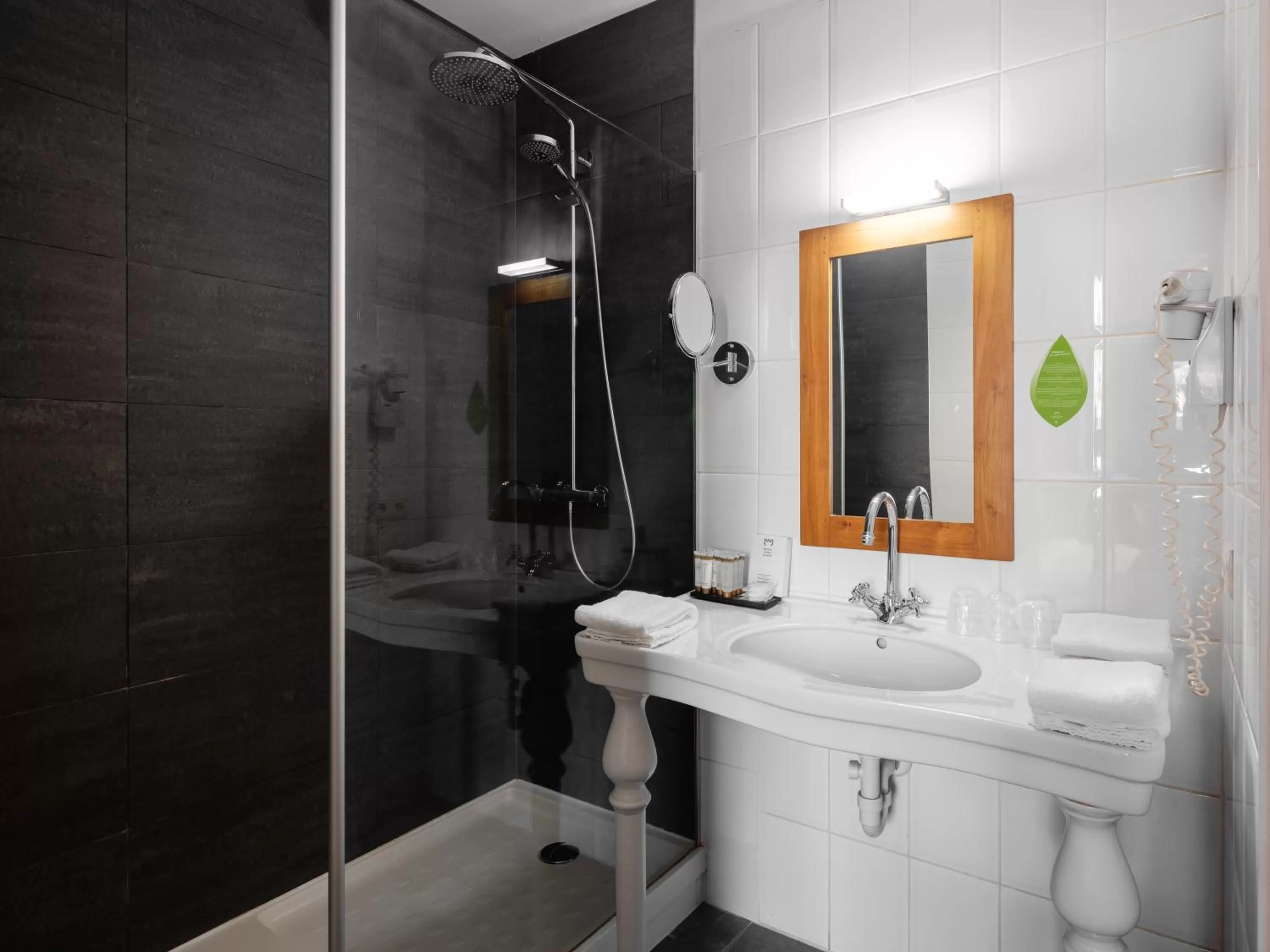 Shower in Ghent River Hotel