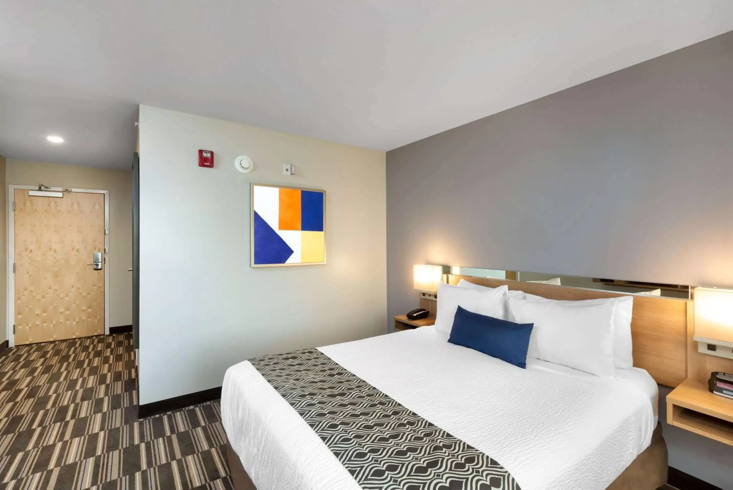Photo of the whole room, Bed in Microtel Inn & Suites by Wyndham Farmington