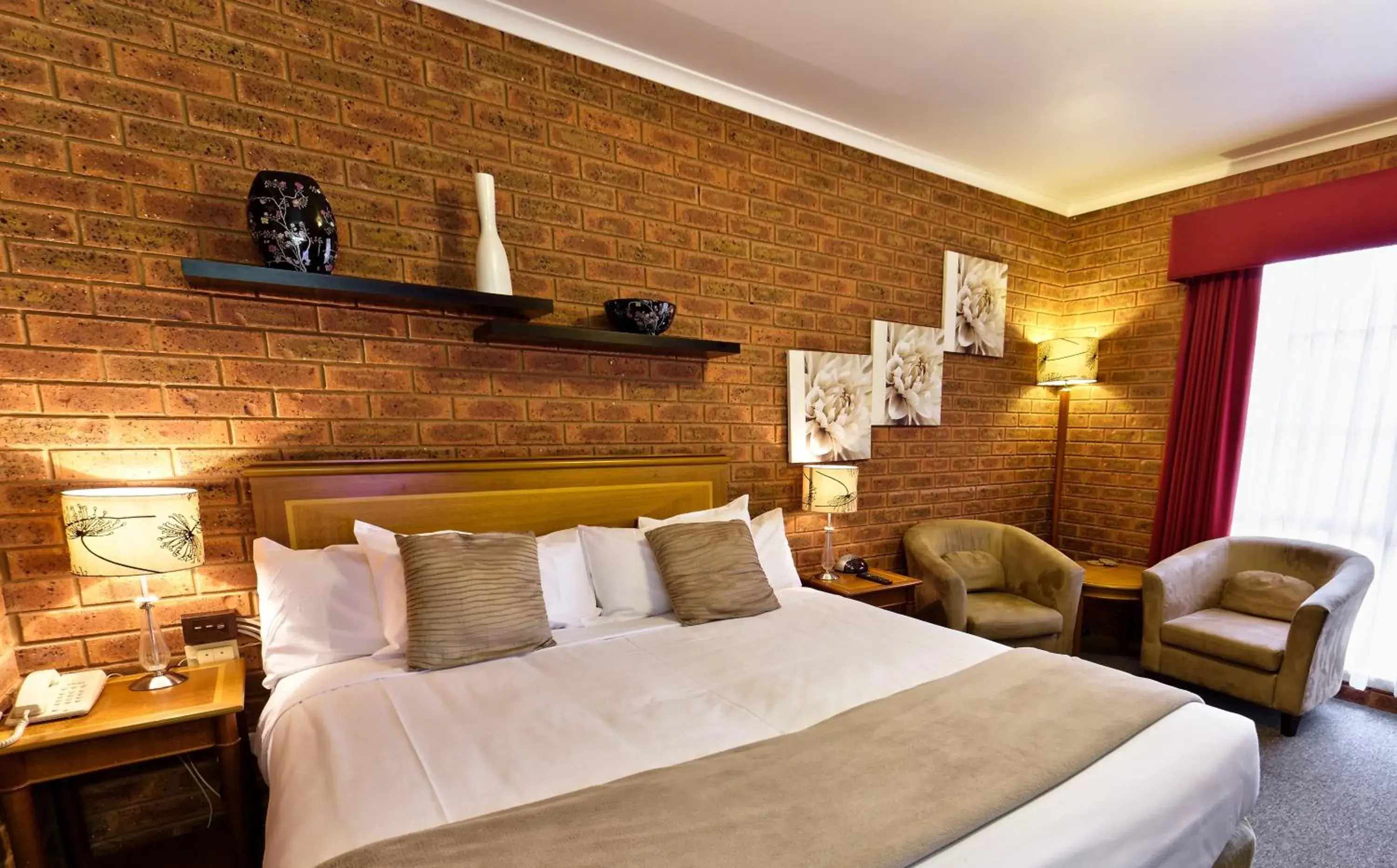 Deluxe King Room in Central Yarrawonga Motor Inn Deluxe King Room in Central Yarrawonga Motor Inn