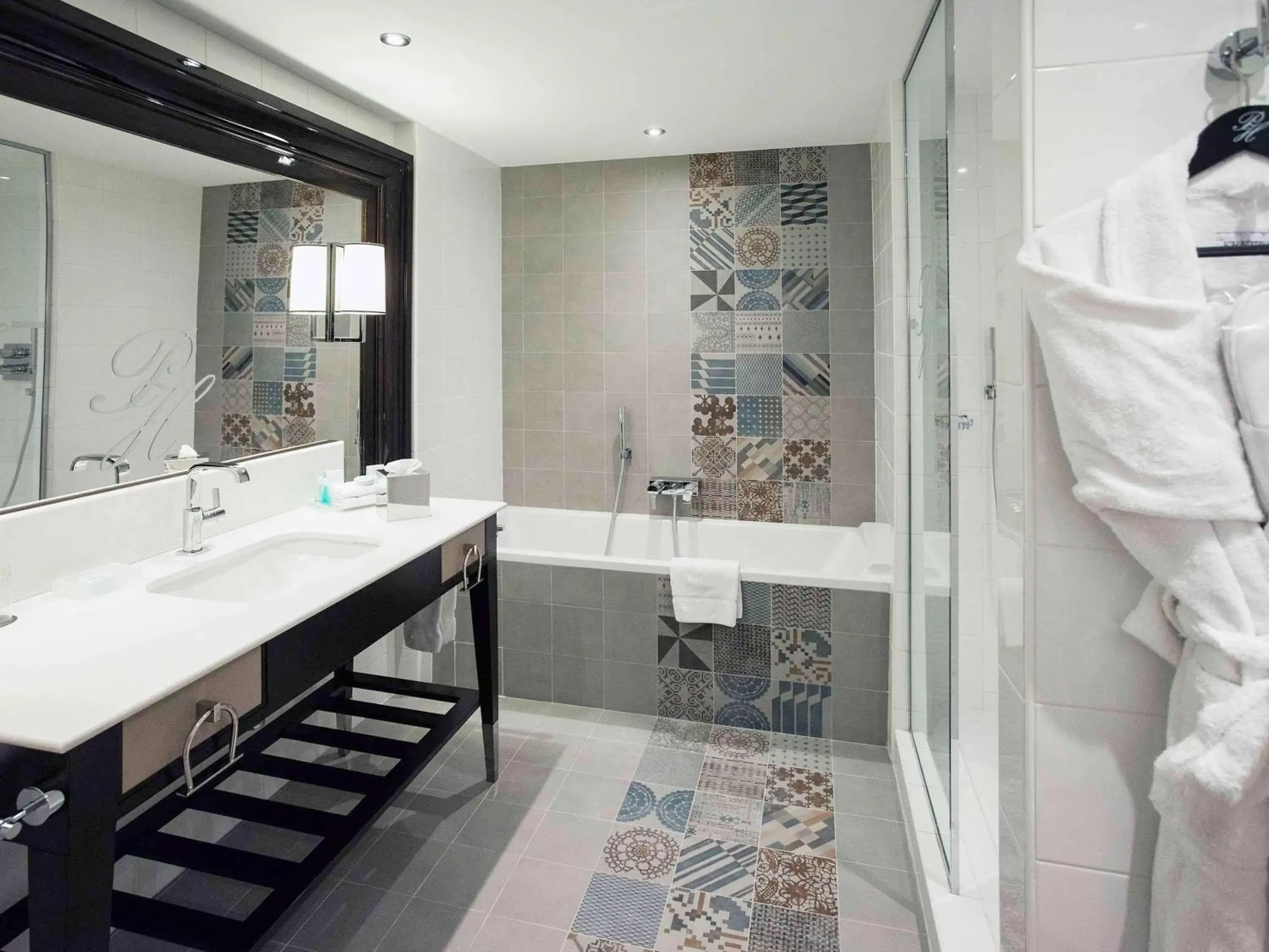 Photo of the whole room, Bathroom in Park Hôtel Grenoble - MGallery