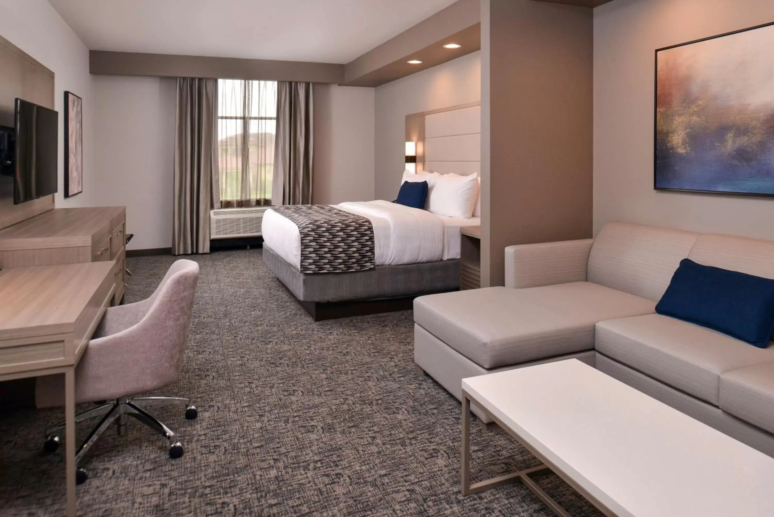 Photo of the whole room, Bed in Best Western Premier Energy Corridor