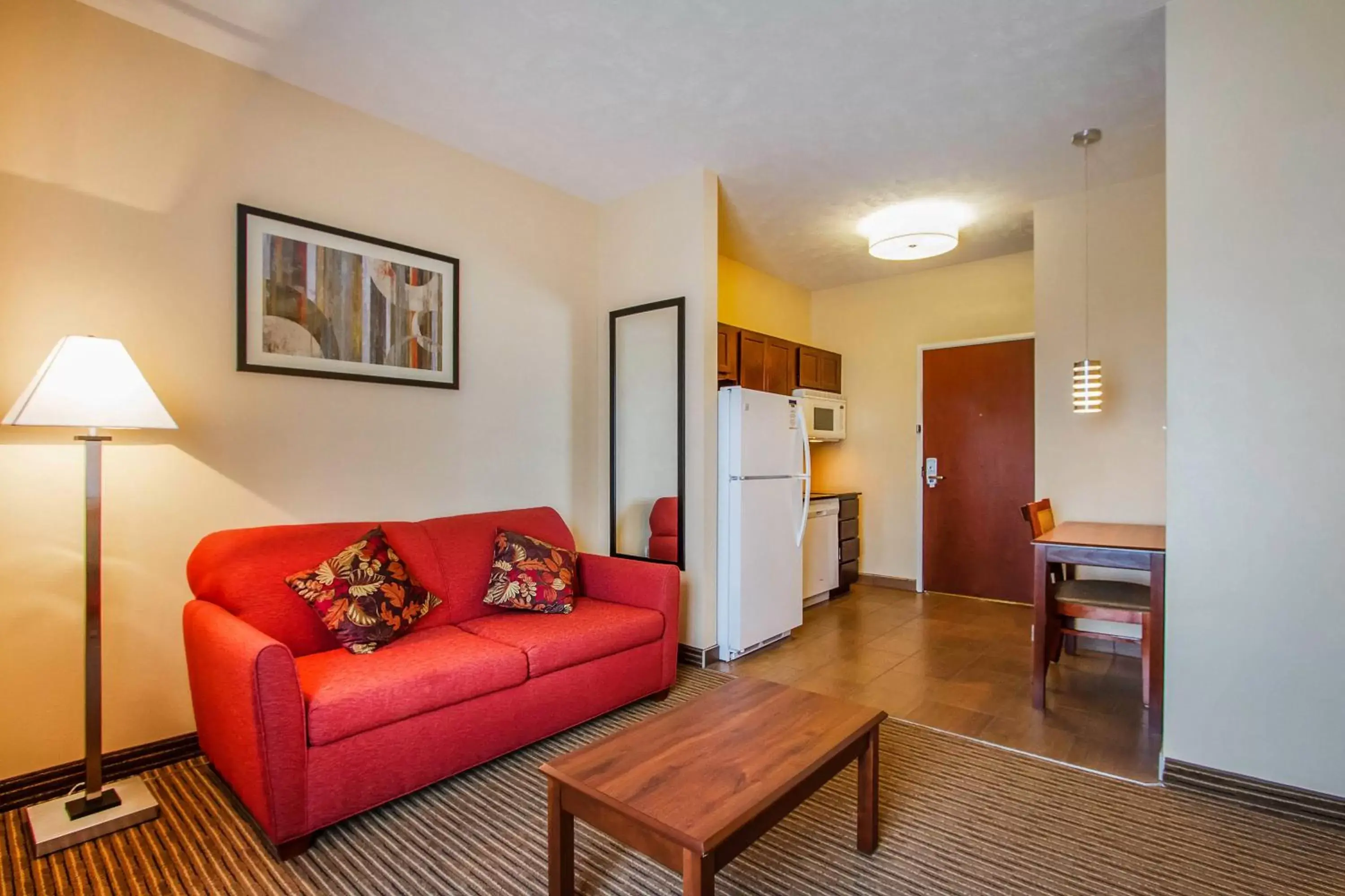 Kitchen or kitchenette, Seating Area in MainStay Suites Grand Island