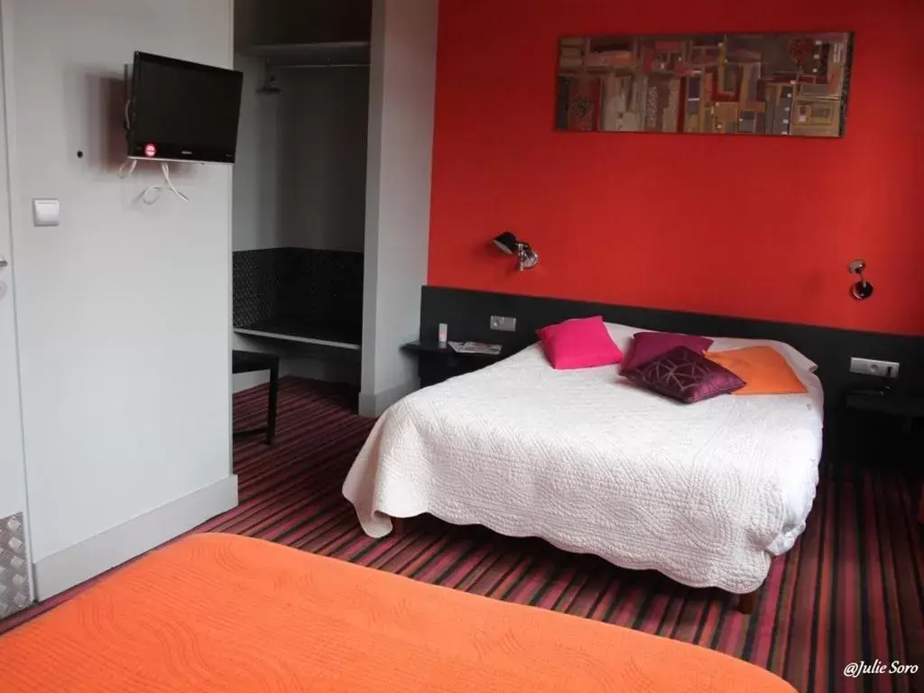 Quadruple Room with Shower in Hôtel Latino Reims Centre