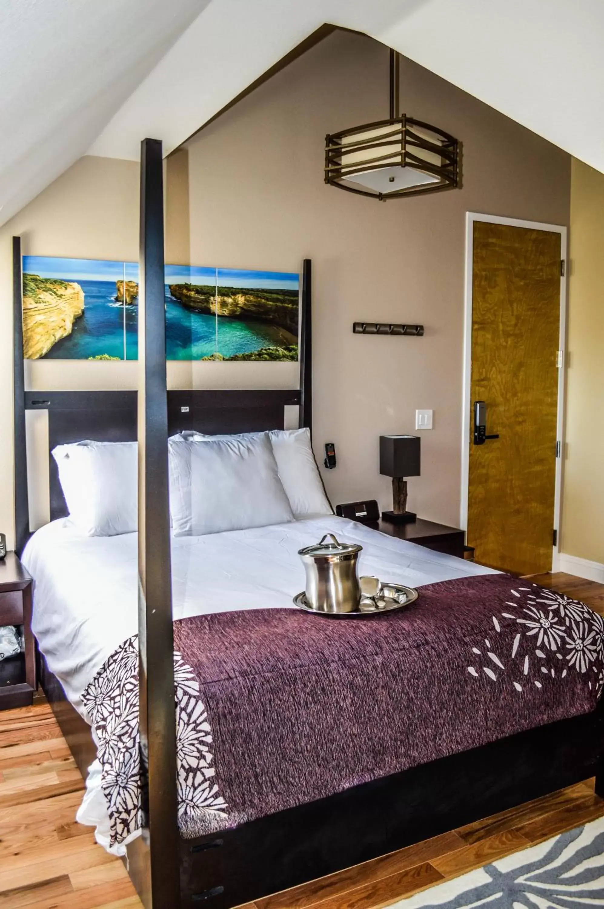 Economy Queen Room (# 10) in Rio Vista Inn & Suites Santa Cruz