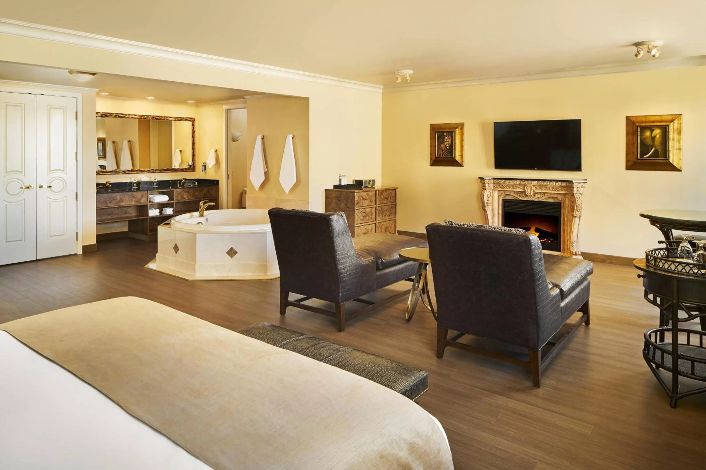 Photo of the whole room, Bed in The Davenport Tower, Autograph Collection