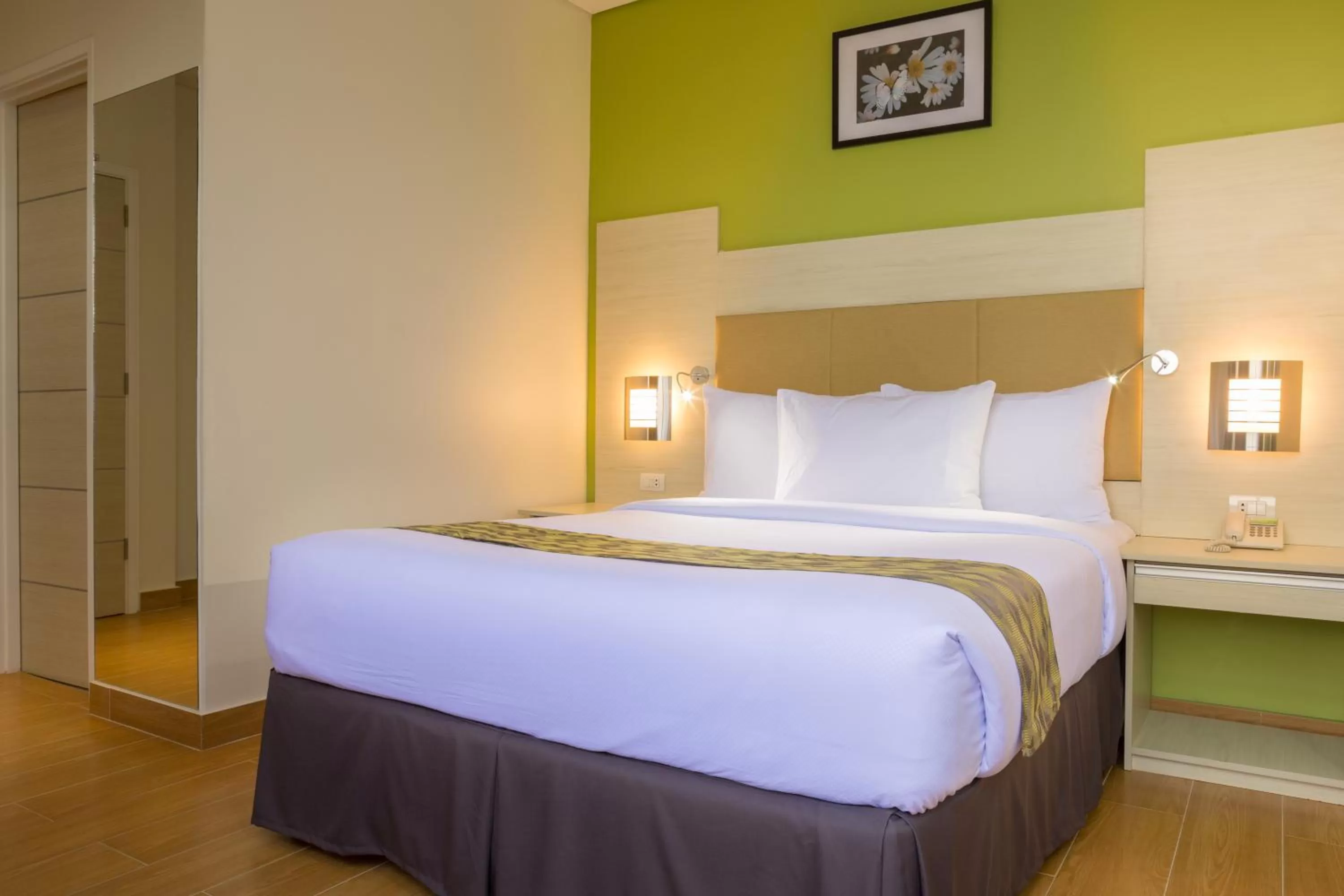 Bed in Hamersons Hotel Cebu