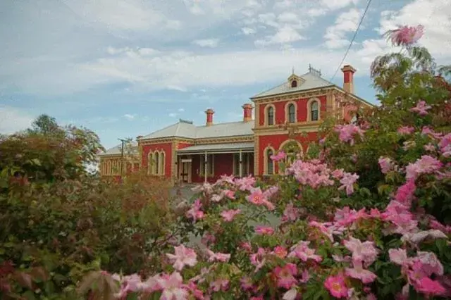 Property Building in Nicholas Royal Motel - No Pets Allowed