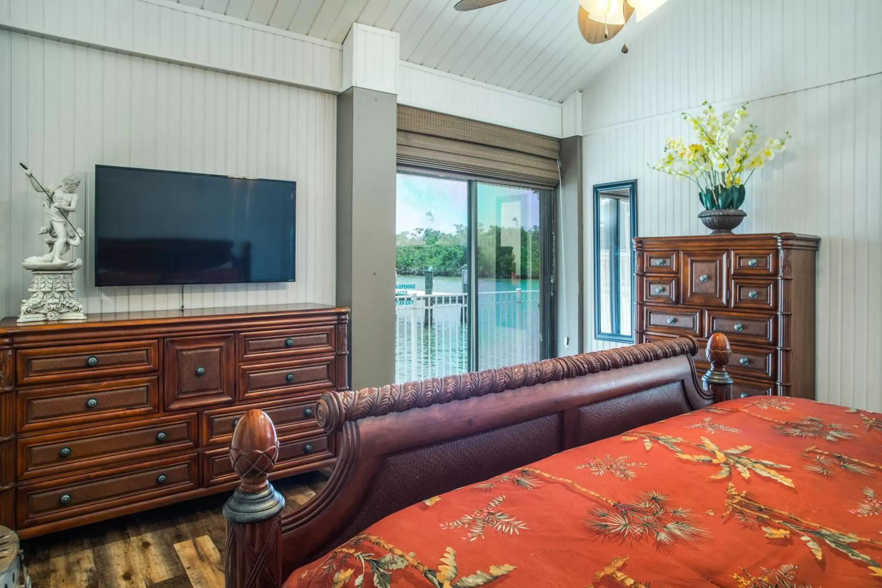 Bedroom, TV/Entertainment Center in The BoatHouse