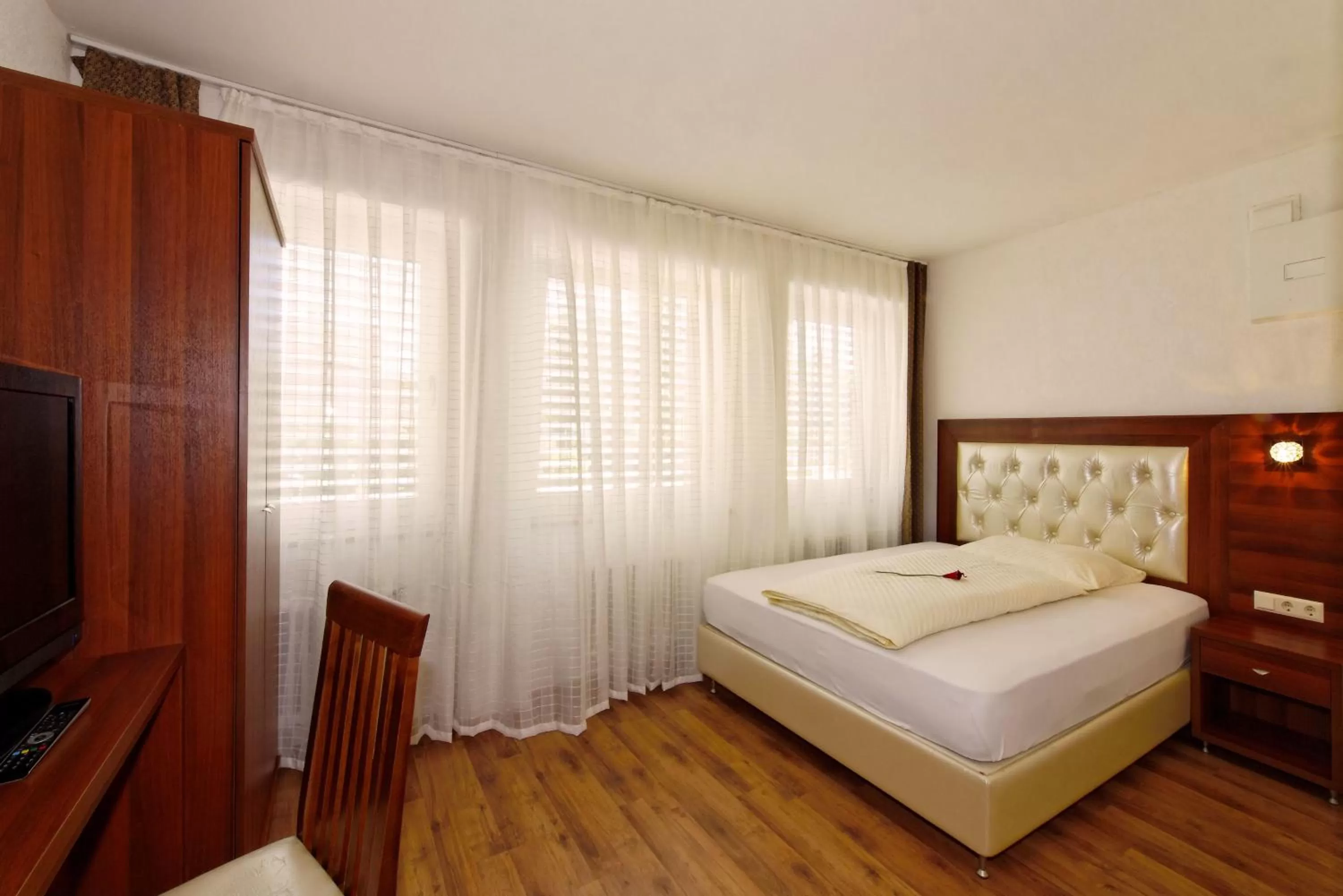 Photo of the whole room, Bed in ZUM ZIEL Hotel Grenzach-Wyhlen bei Basel