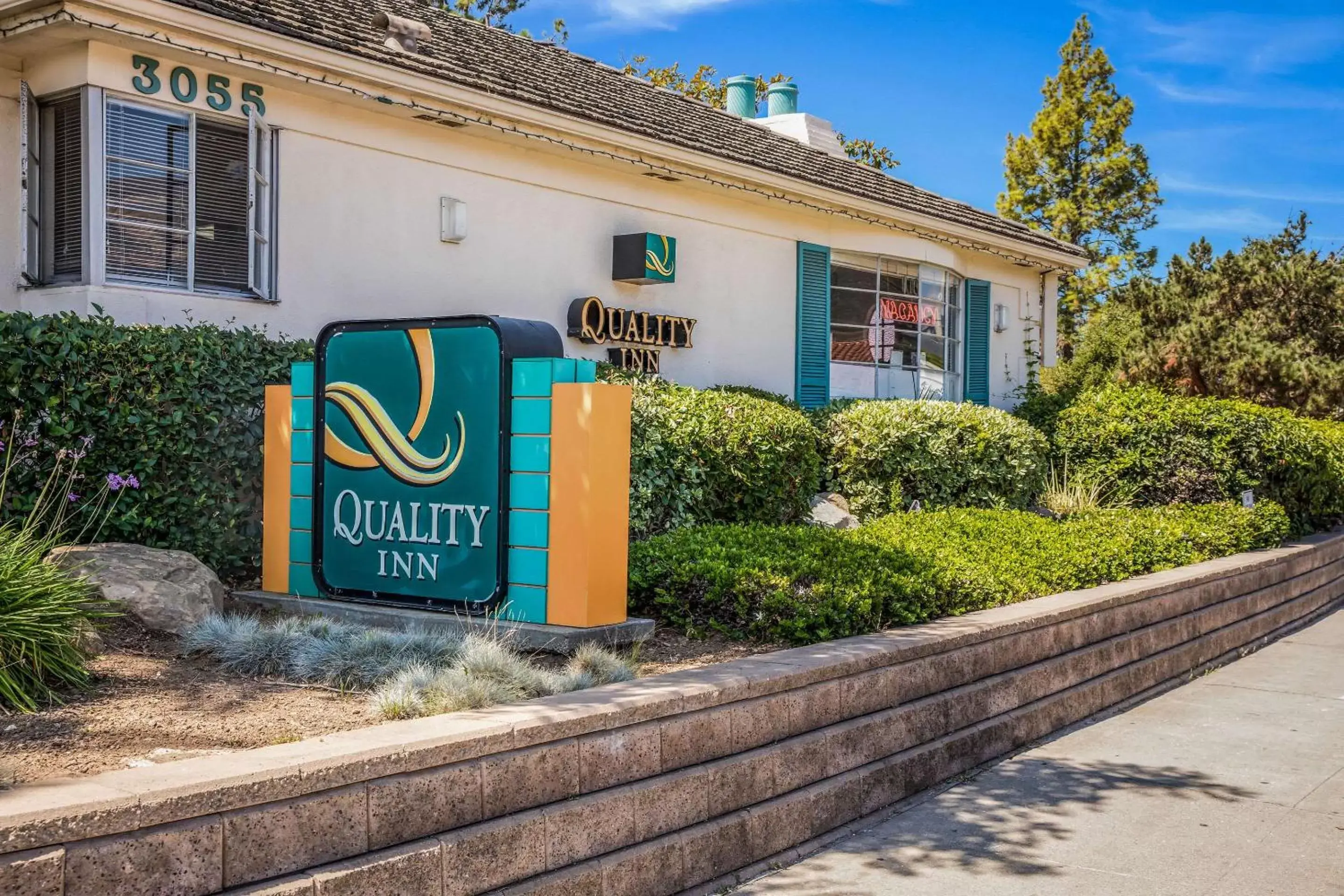 Property building in Quality Inn Santa Barbara