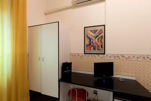 TV and multimedia in Hotel Letizia